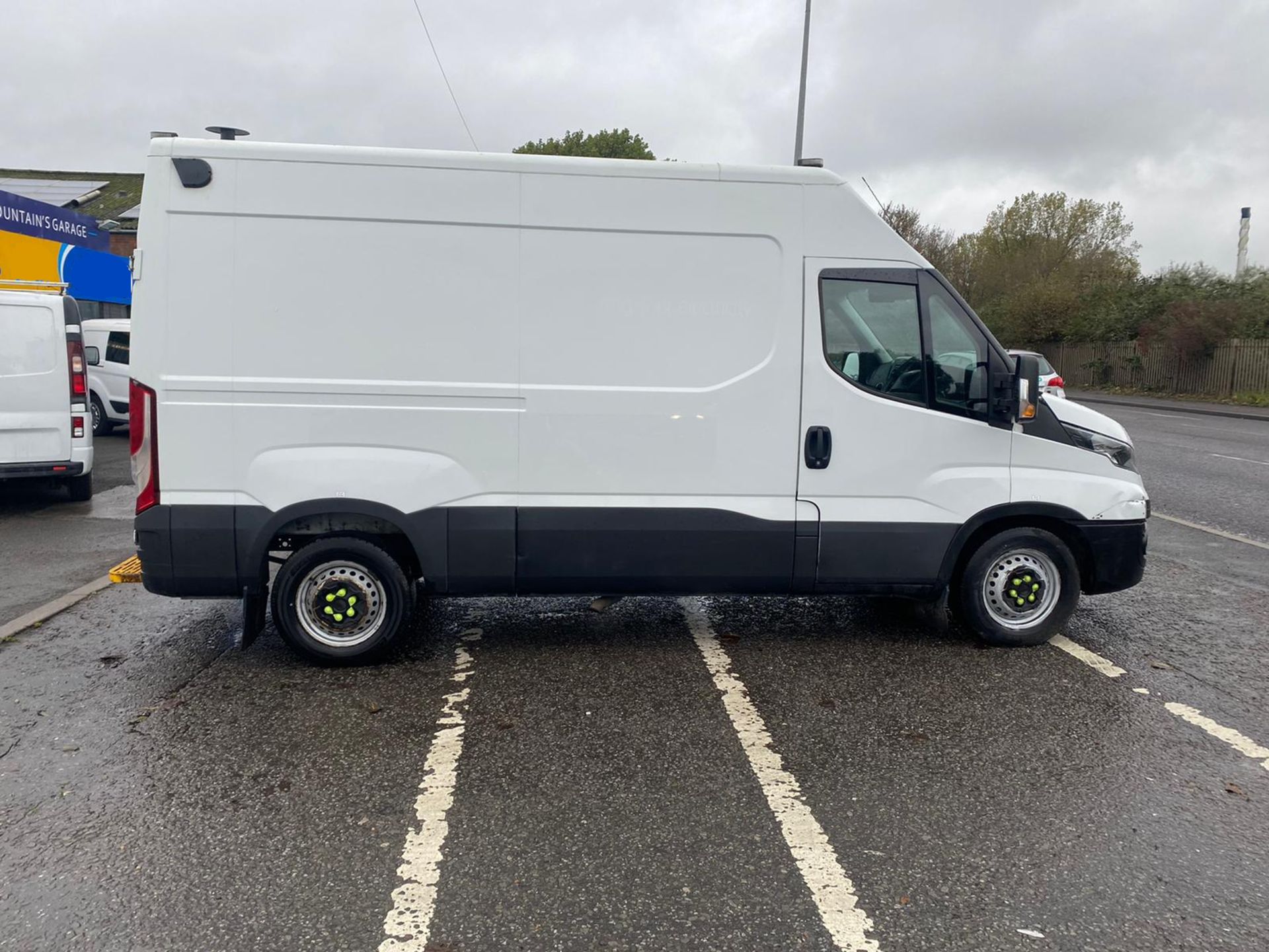 2017 67 IVECO DAILY MWB PANEL VAN - 145K MILES - Image 4 of 9