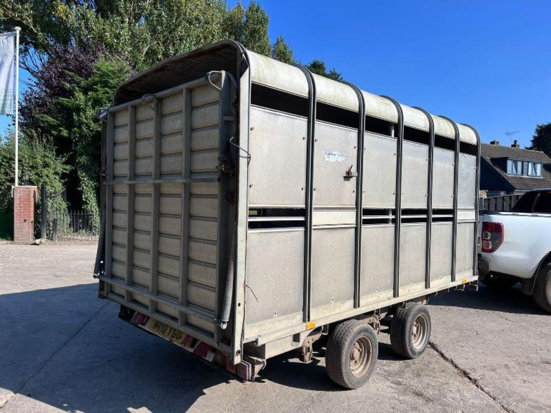 IFOR WILLIAMS TWIN AXLE CATTLE BOX C/W PARTIONING