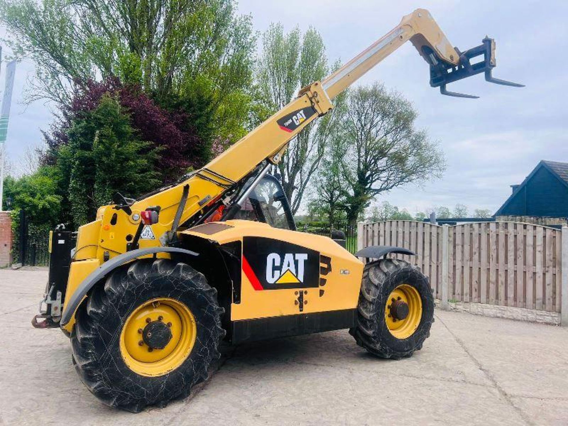 CATERPILLAR TH406AG 4WD TELEHANDLER *AG-SPEC , YEAR 2012* C/W PALLET TINES - Image 11 of 17