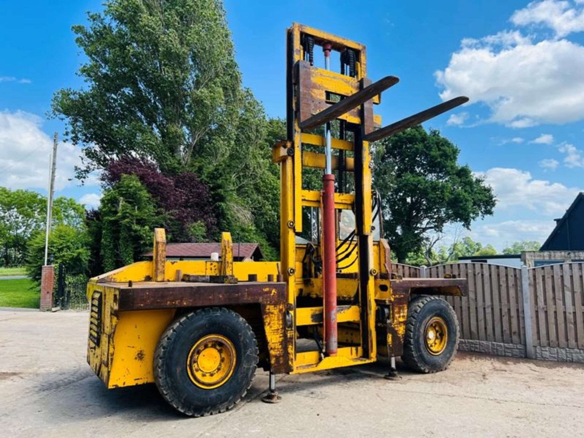 SSP SIDE LOAD DIESEL FORKLIFT C/W 2 X HYDRAULIC SUPPORT LEGS - Image 2 of 17