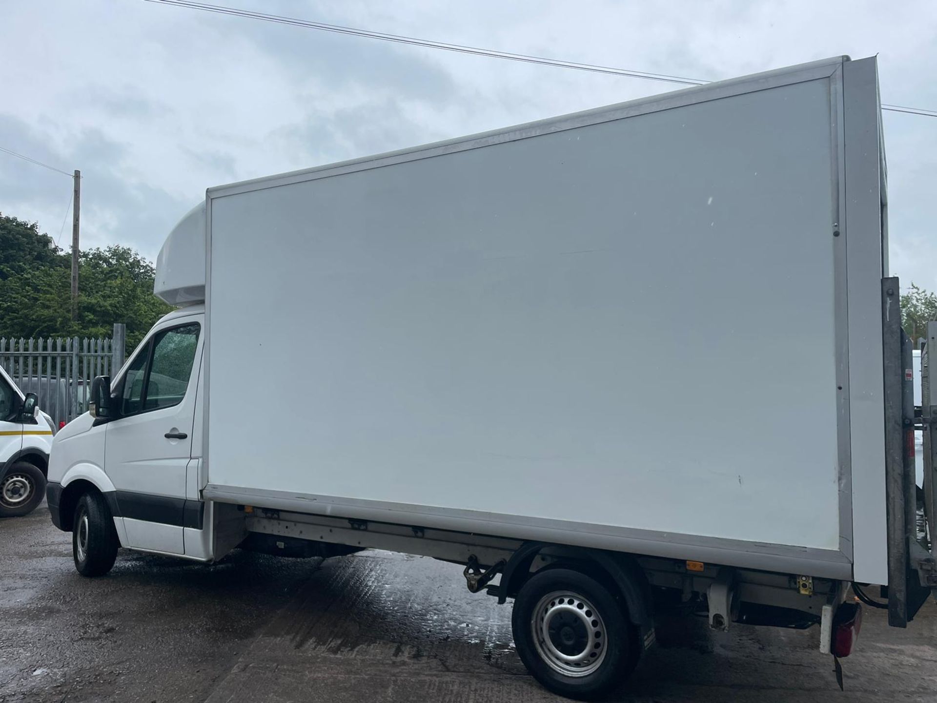 2015 VOLKSWAGEN CRAFTER LUTON VAN WITH TAIL LIFT - 2.0 TDI ENGINE - 144,876 MILES - Image 3 of 9
