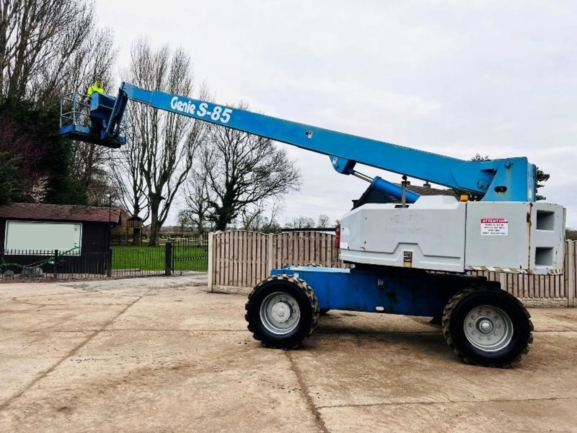 GENIE S85 AIREL PLATFORM * 85 FOOT WORKING HEIGHT * C/W HYDRAULIC PUSH OUT AXLES - Image 9 of 17
