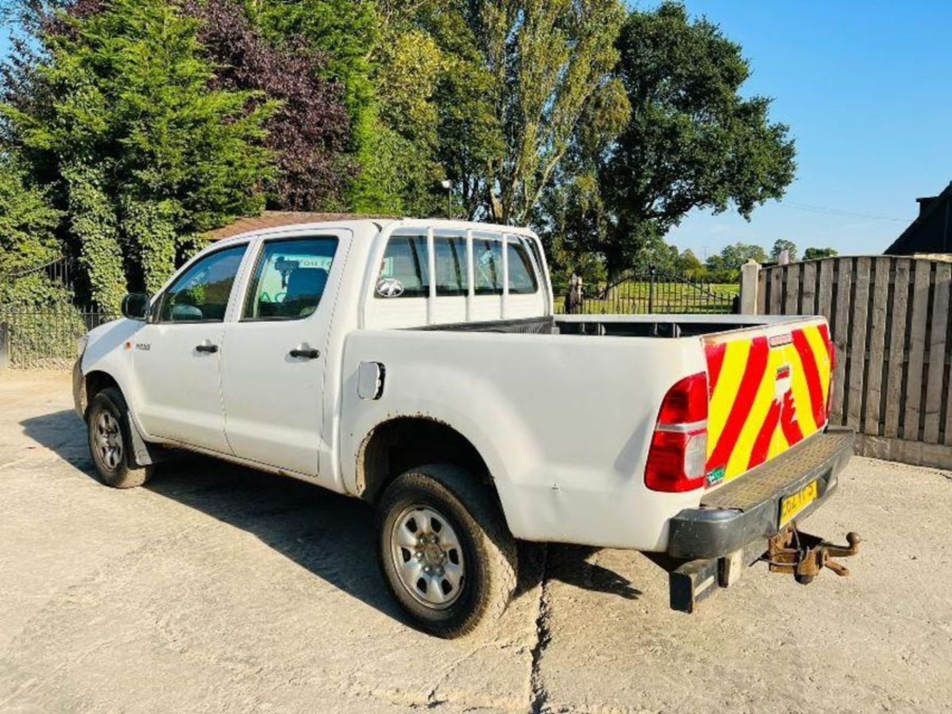 TOYOTA HILUX 2.5L DOUBLE CAB PICK UP *YEAR 2012* - Image 3 of 12
