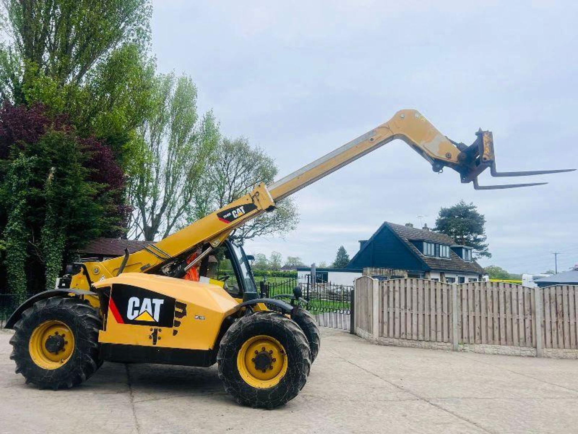 CATERPILLAR TH406AG 4WD TELEHANDLER *AG-SPEC , YEAR 2012* C/W PALLET TINES - Image 13 of 17