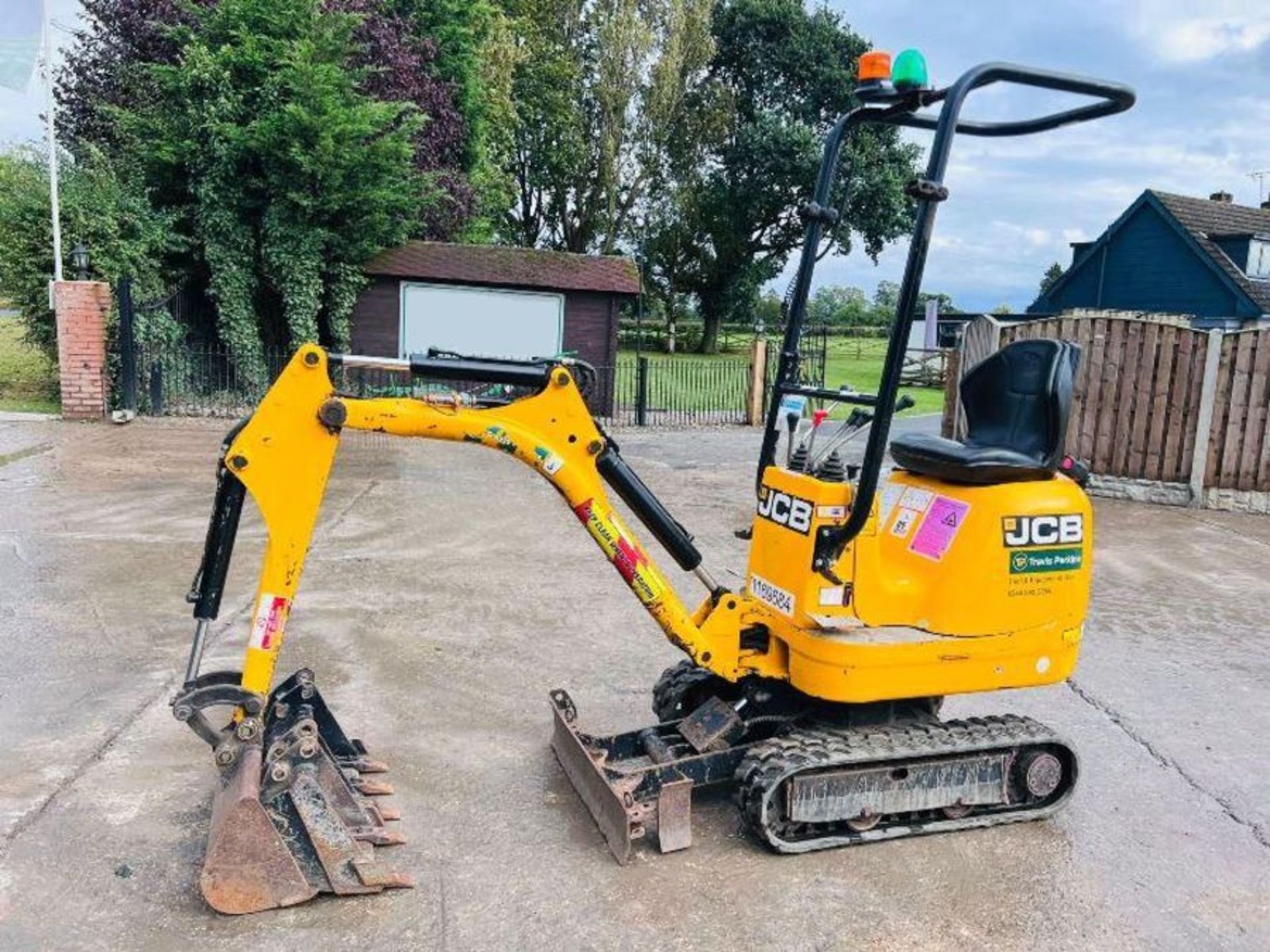 JCB MICRO DIGGER *YEAR 2019, ONLY 338 HOURS* C/W EXPANDING TRACKS