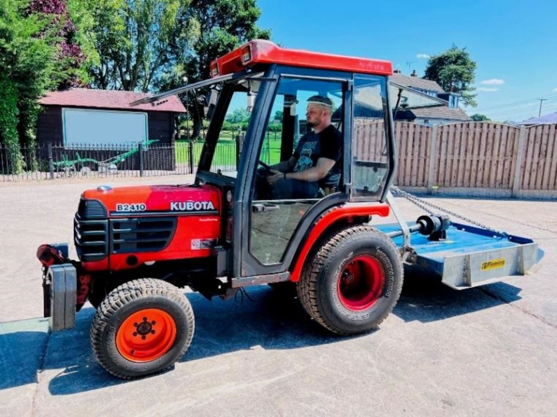 KUBOTA B2410 4WD COMPACT TRACTOR C/W FLEMMING TOPPER & FRONT WEIGHTS - Image 8 of 18
