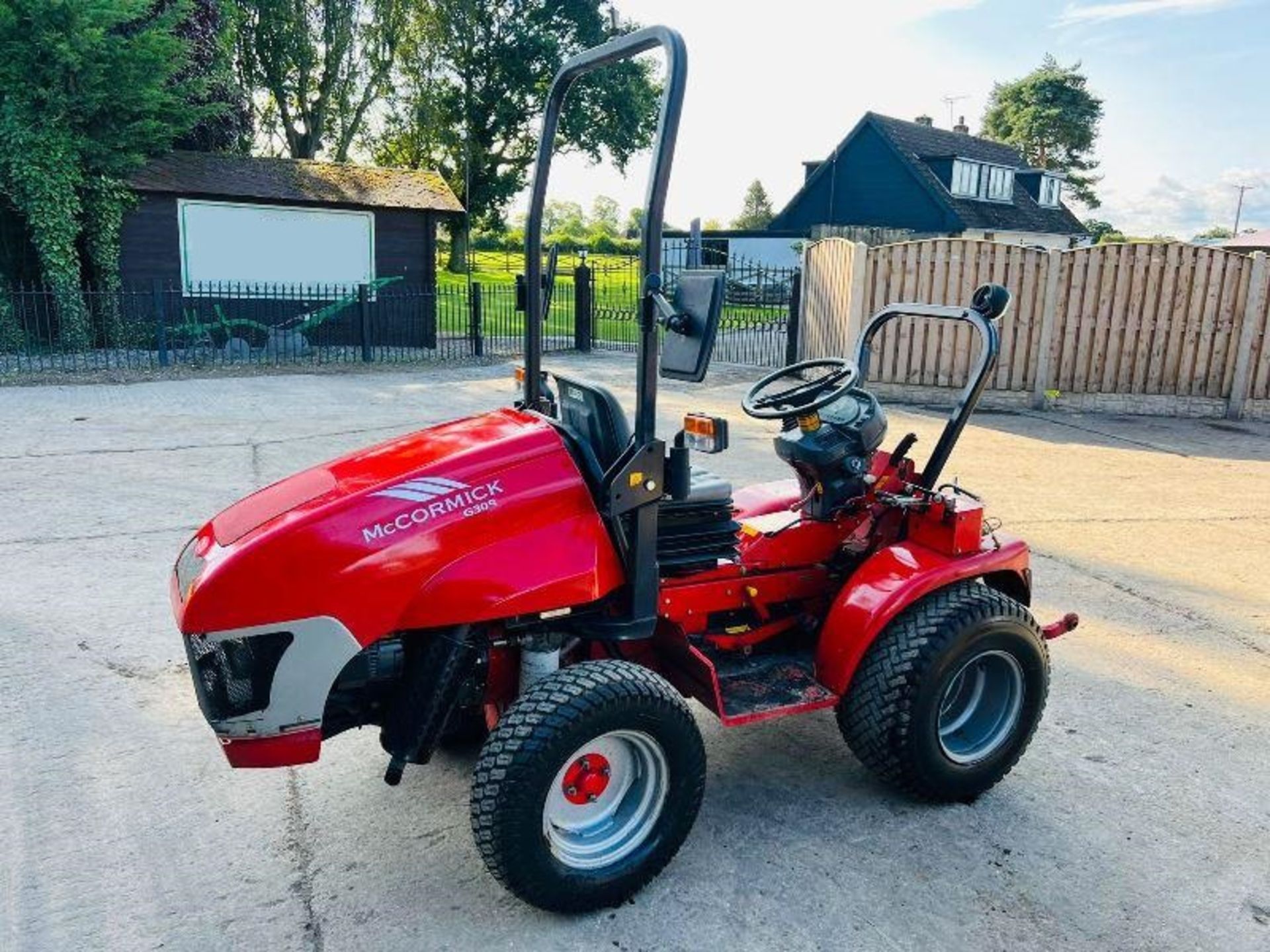 MCCORMICK G30R 4WD COMPACT TRACTOR *1368 HOURS* C/W REVERSE DRIVE - Image 2 of 12