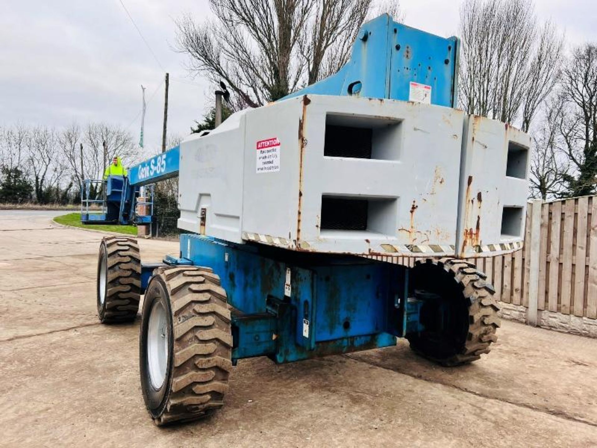 GENIE S85 AIREL PLATFORM * 85 FOOT WORKING HEIGHT * C/W HYDRAULIC PUSH OUT AXLES - Image 10 of 17