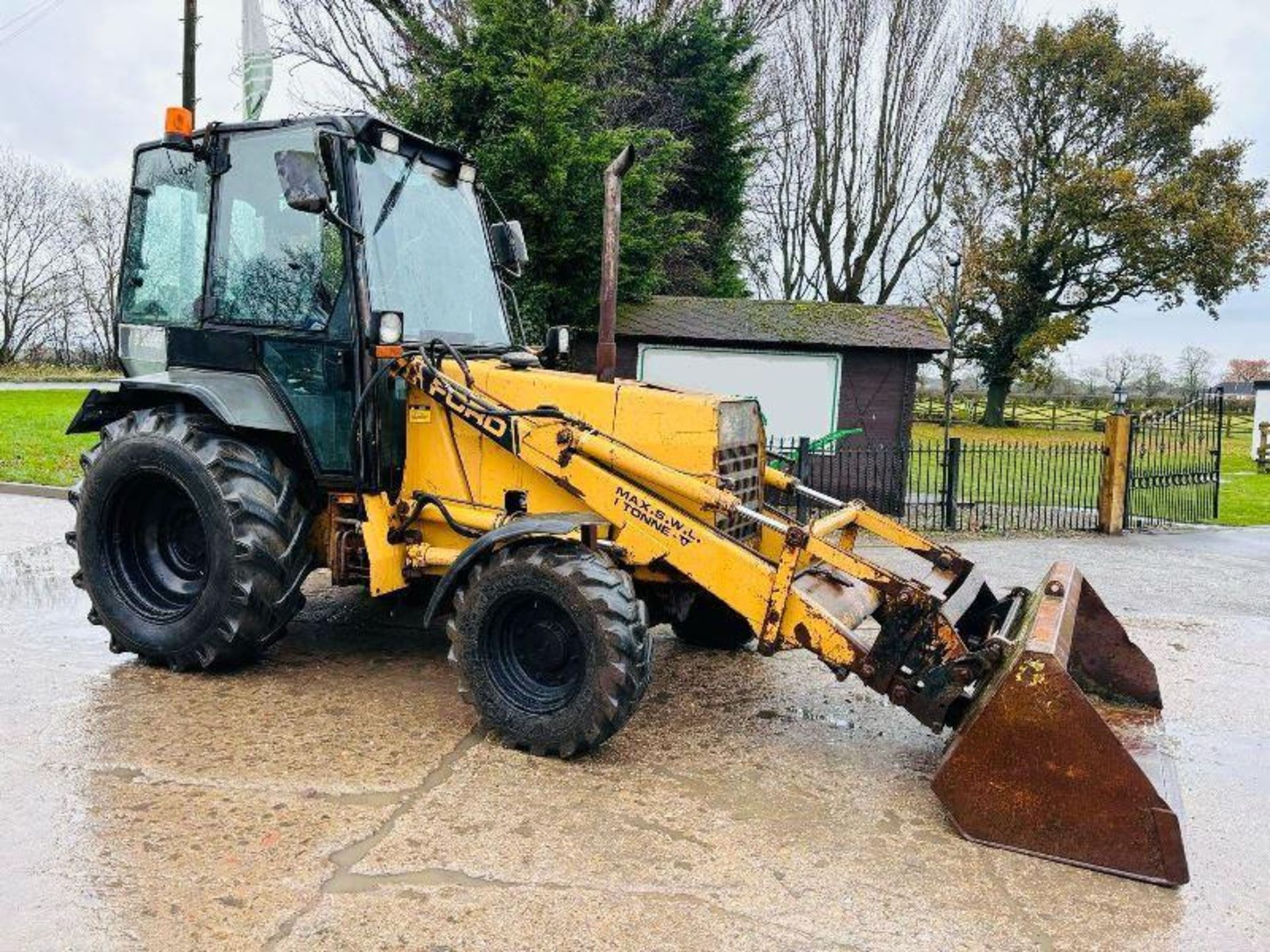 FORD 655D 4WD FRONT LOADER C/W REAR WEIGHT BLOCKS 