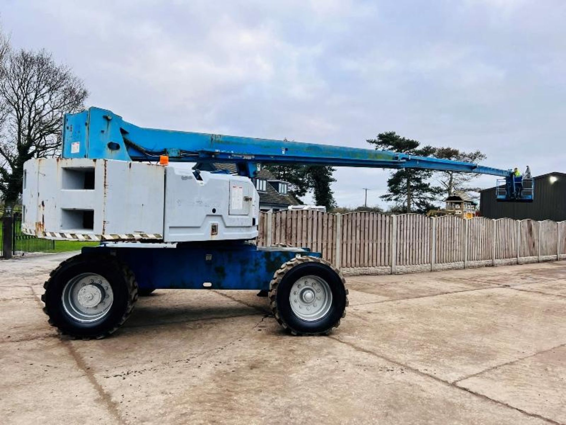 GENIE S85 AIREL PLATFORM * 85 FOOT WORKING HEIGHT * C/W HYDRAULIC PUSH OUT AXLES - Image 7 of 17