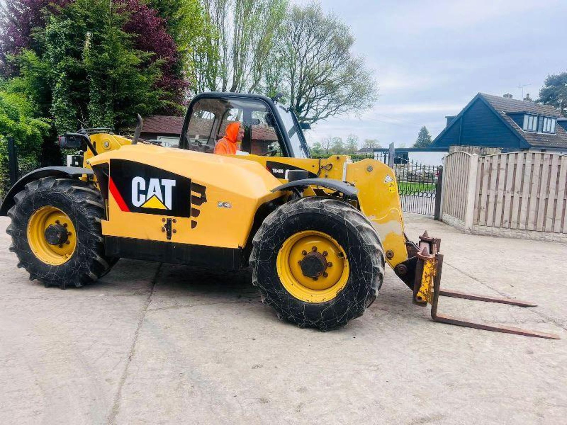 CATERPILLAR TH406AG 4WD TELEHANDLER *AG-SPEC , YEAR 2012* C/W PALLET TINES - Image 7 of 17