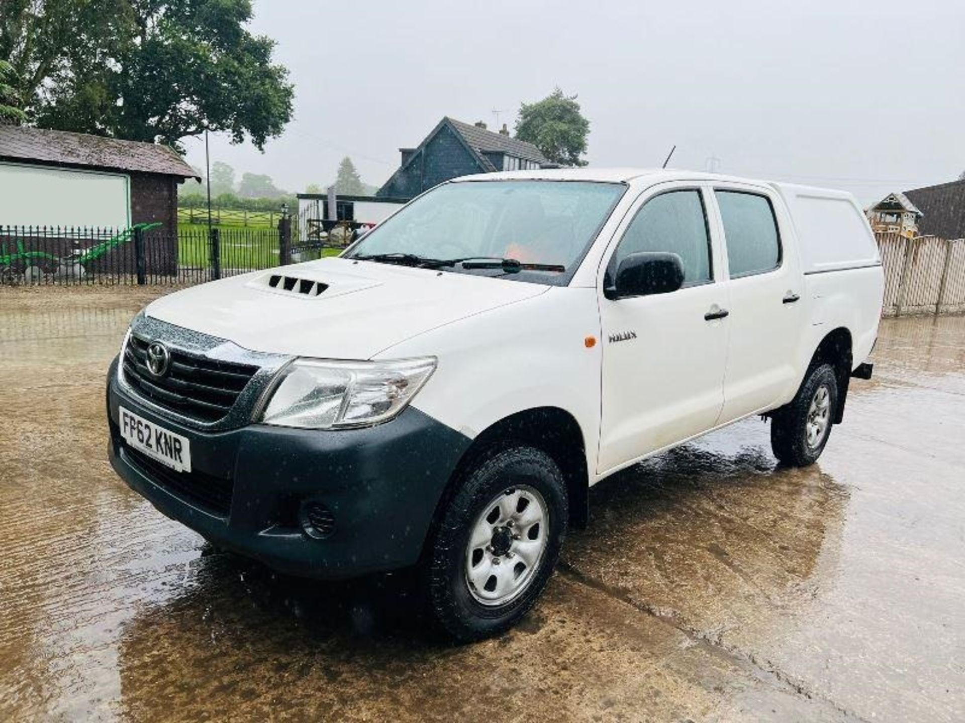 TOYOTA HILUX 2.5L DOUBLE CAB PICK UP *YEAR 2012* C/W CANOPY - Image 2 of 12