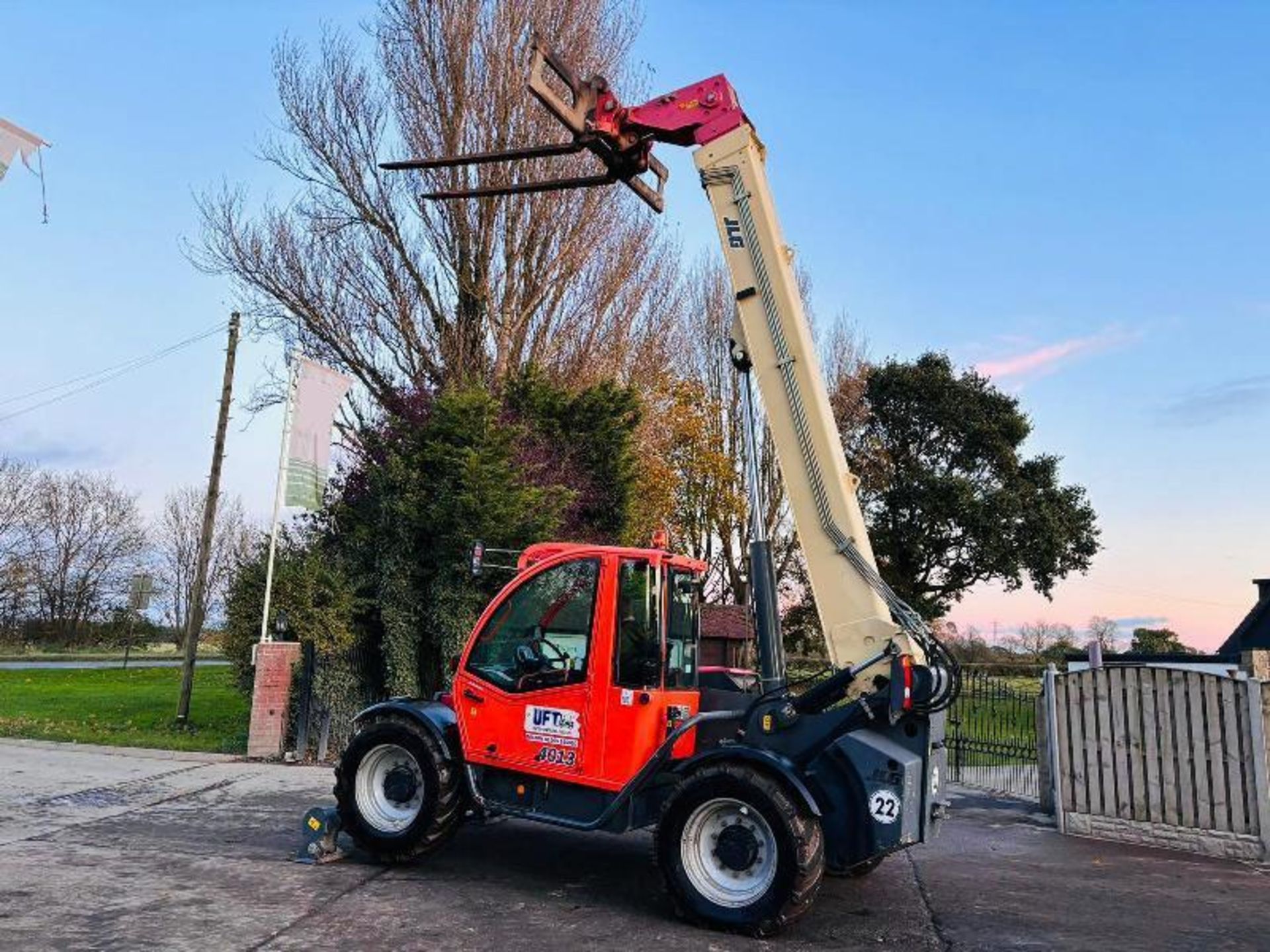 JLG 4013 4WD TELEHANDLER *YEAR 2007, 6881 HOURS* C/W LONG PALLET TINES - Image 2 of 20