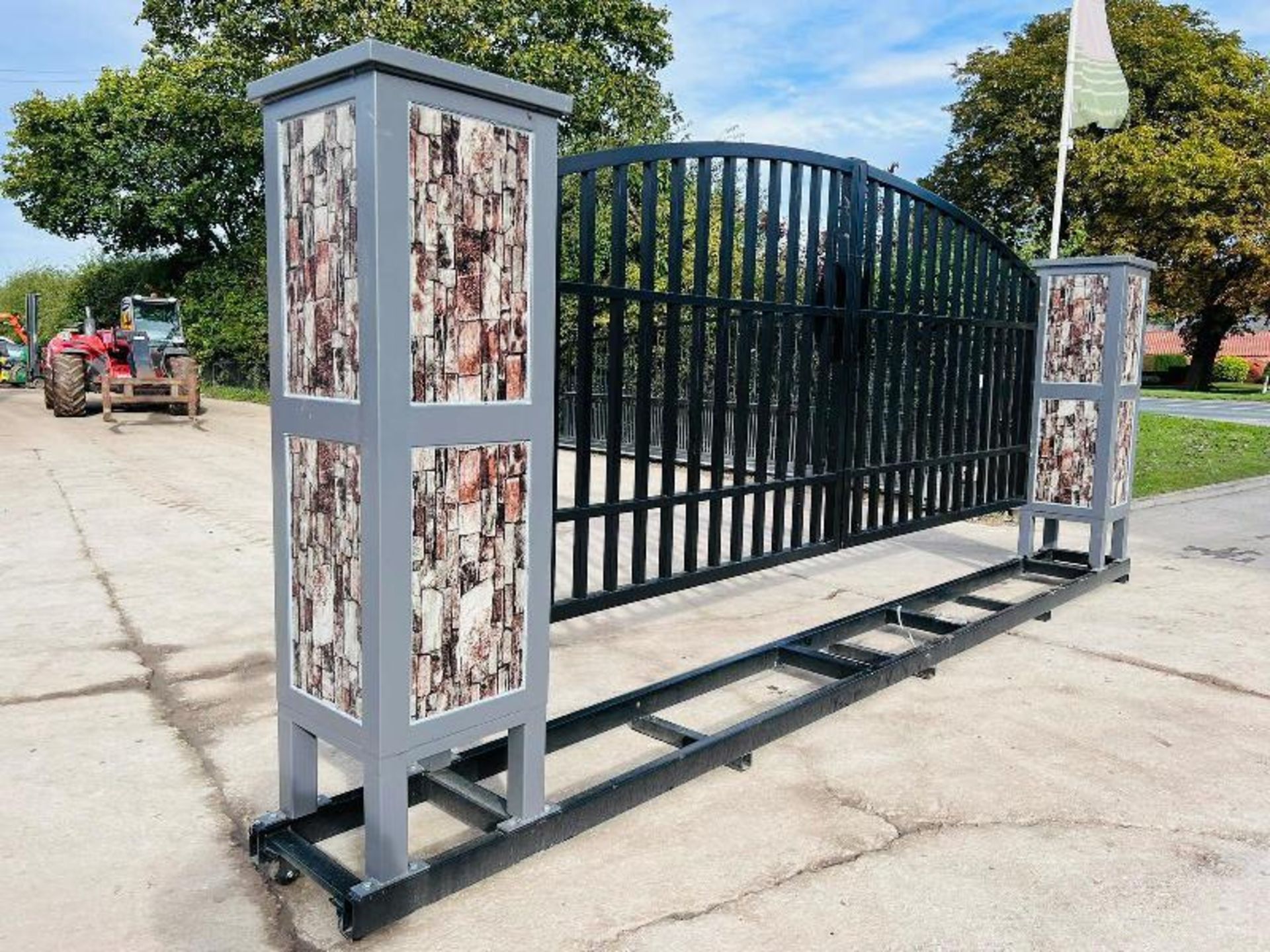 BRAND NEW STEEL TWIN OPENING STEEL GATE'S *15FT X 6FT 2 INCH* - Image 6 of 9