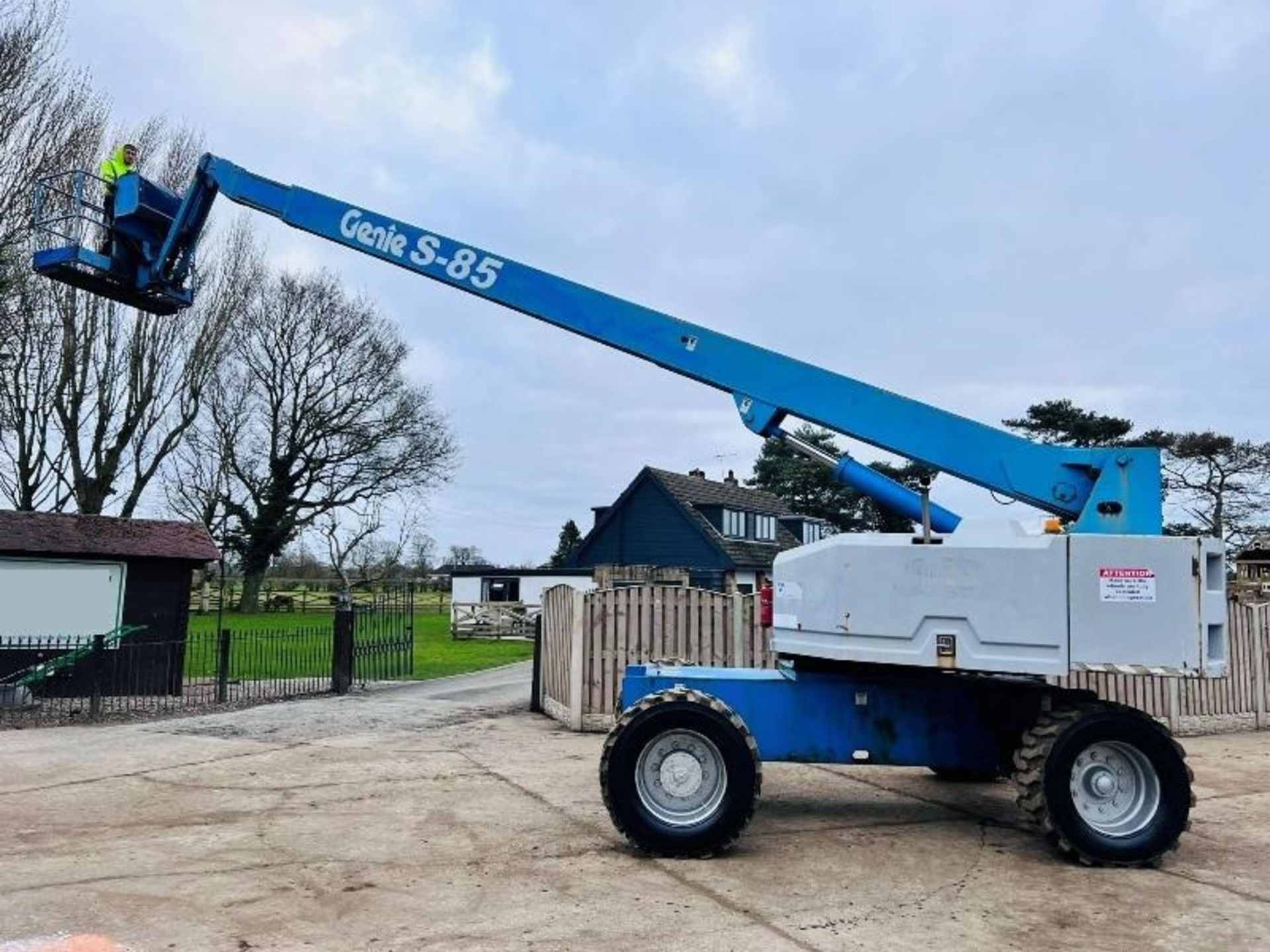 GENIE S85 AIREL PLATFORM * 85 FOOT WORKING HEIGHT * C/W HYDRAULIC PUSH OUT AXLES - Image 2 of 17