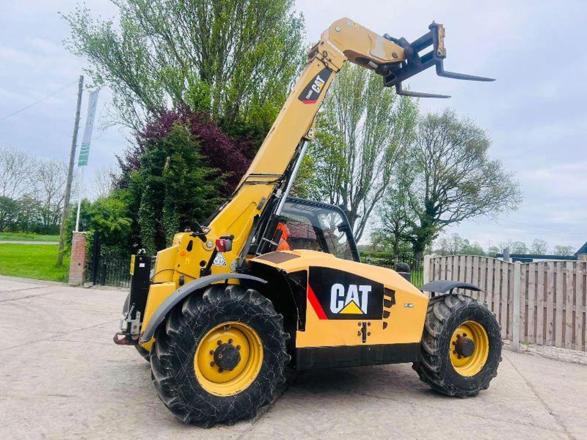 CATERPILLAR TH406AG 4WD TELEHANDLER *AG-SPEC , YEAR 2012* C/W PALLET TINES - Image 10 of 17