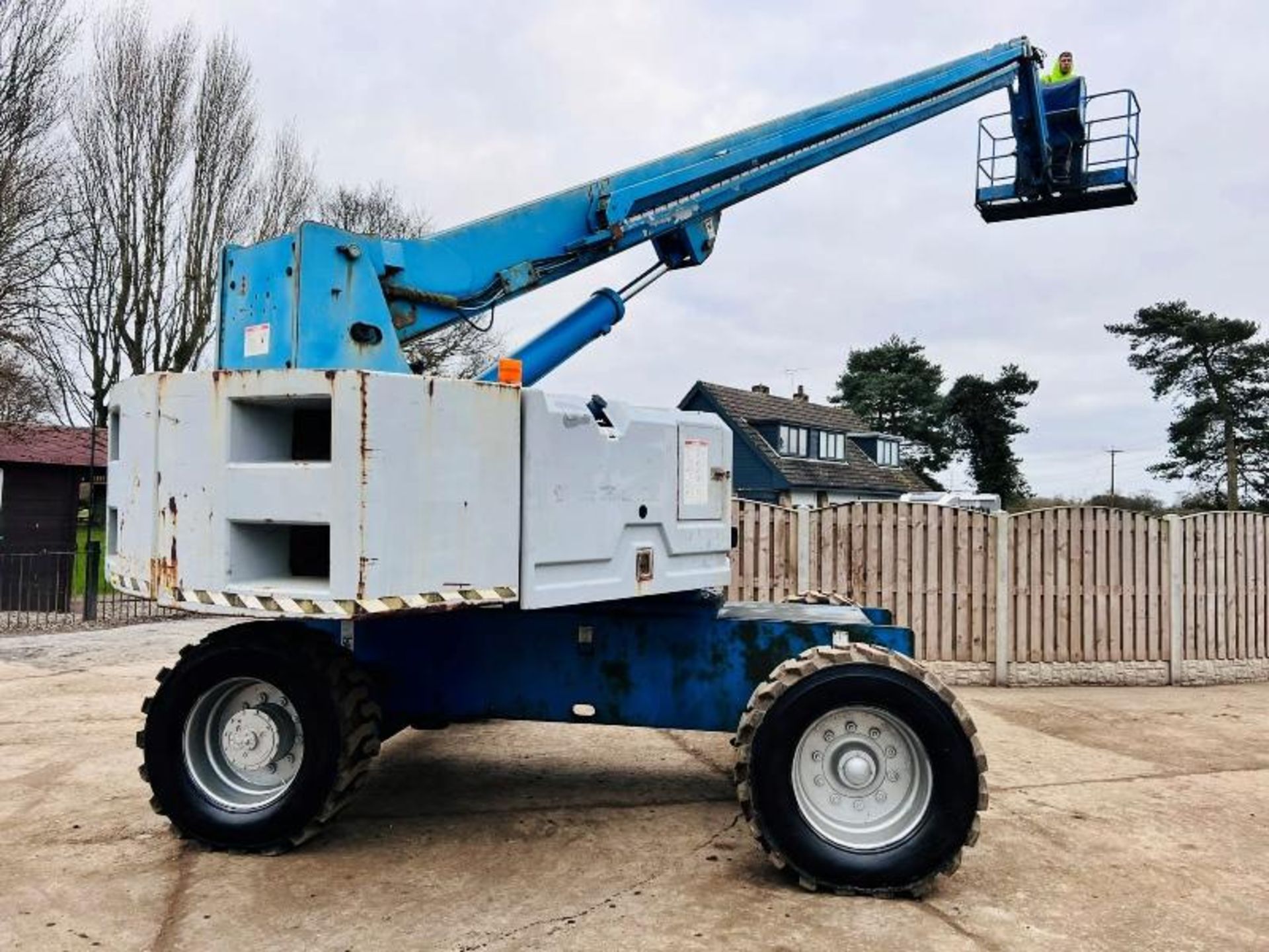 GENIE S85 AIREL PLATFORM * 85 FOOT WORKING HEIGHT * C/W HYDRAULIC PUSH OUT AXLES - Image 13 of 17
