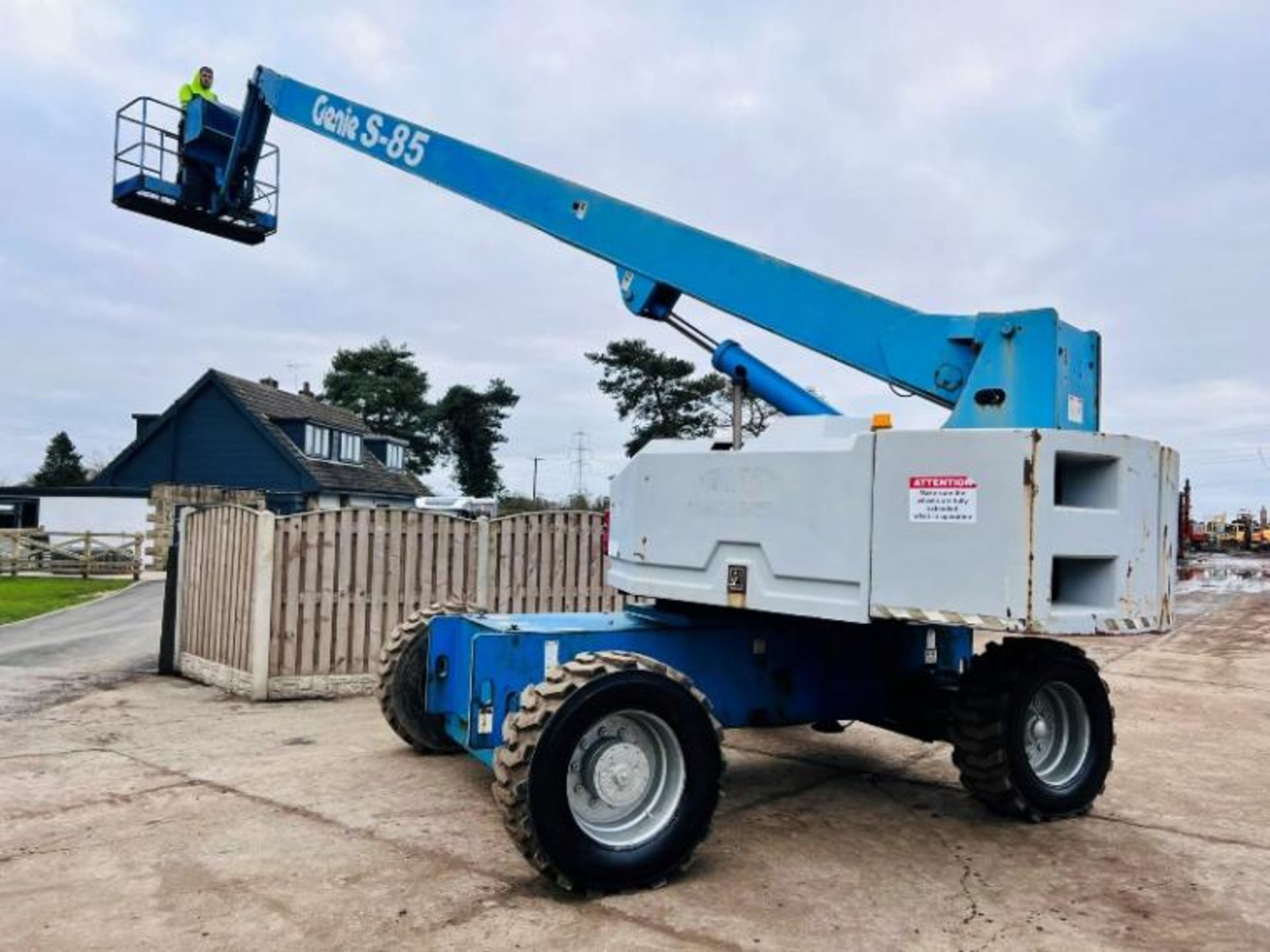 GENIE S85 AIREL PLATFORM * 85 FOOT WORKING HEIGHT * C/W HYDRAULIC PUSH OUT AXLES