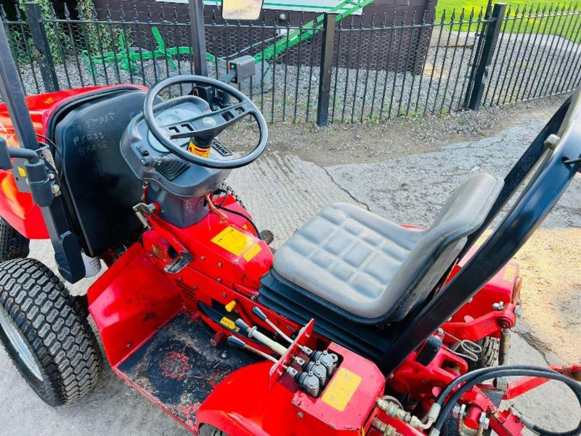 MCCORMICK G30R 4WD COMPACT TRACTOR *1368 HOURS* C/W REVERSE DRIVE - Image 7 of 12