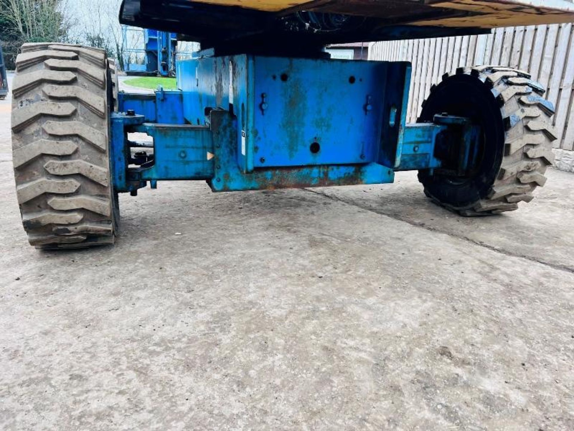GENIE S85 AIREL PLATFORM * 85 FOOT WORKING HEIGHT * C/W HYDRAULIC PUSH OUT AXLES - Image 12 of 17