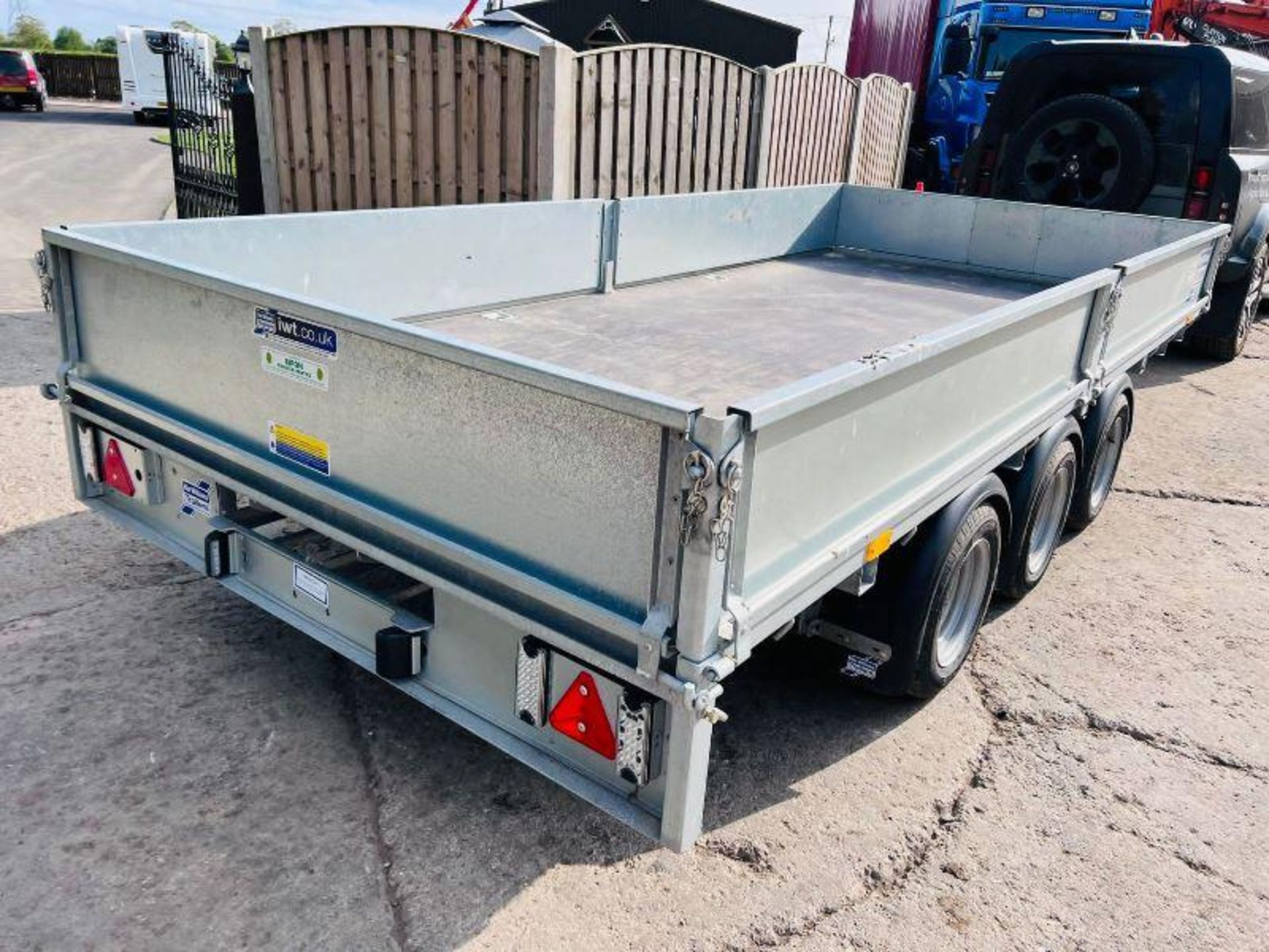 IFOR WILLIAMS TRI-AXLE DROP SIDE TRAILER * YEAR 2022 * - Image 4 of 15