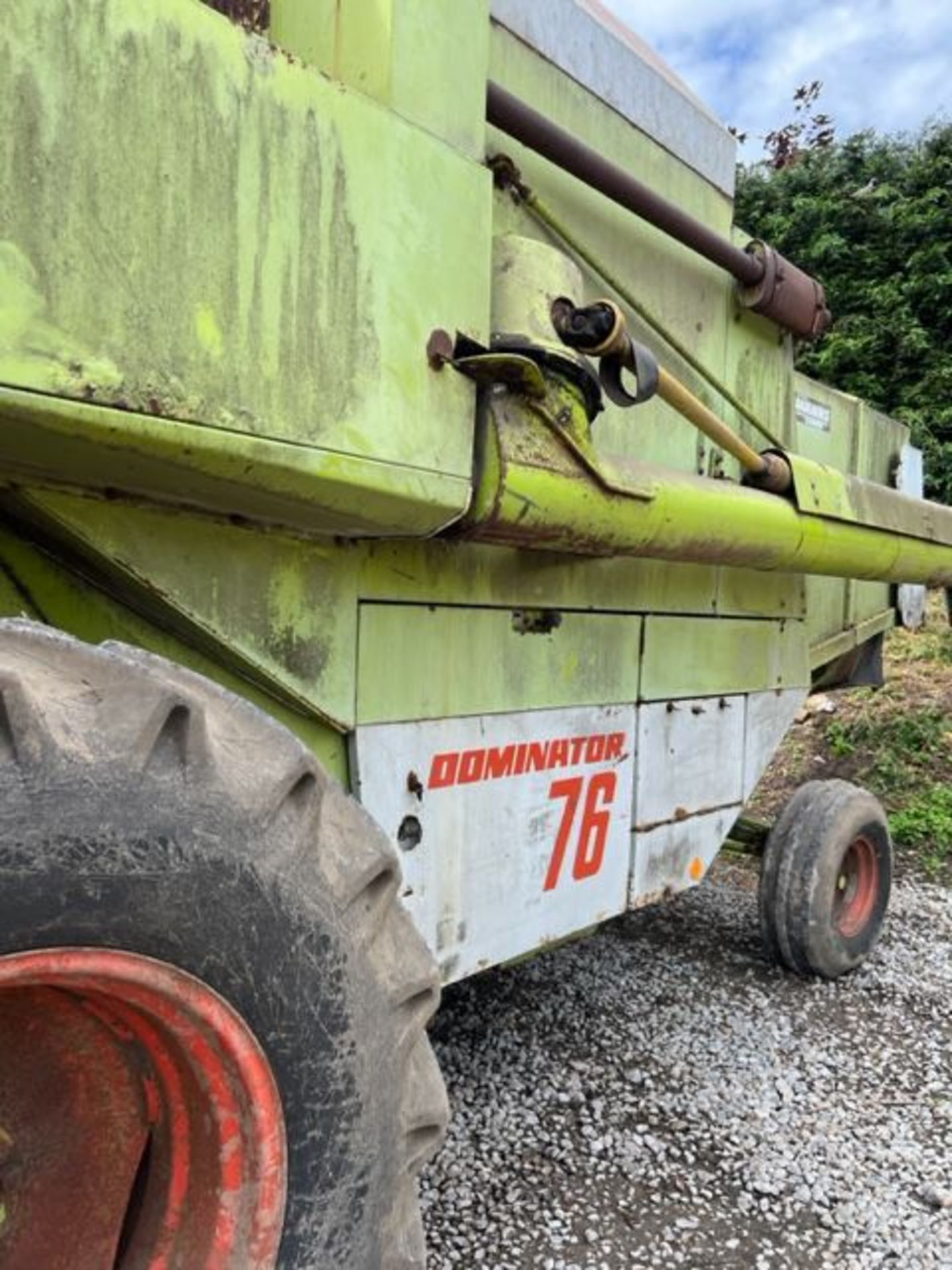 DOMINATOR 76 COMBINE HARVESTOR - COMES WITH HEADER AND TROLLEY - Image 3 of 8