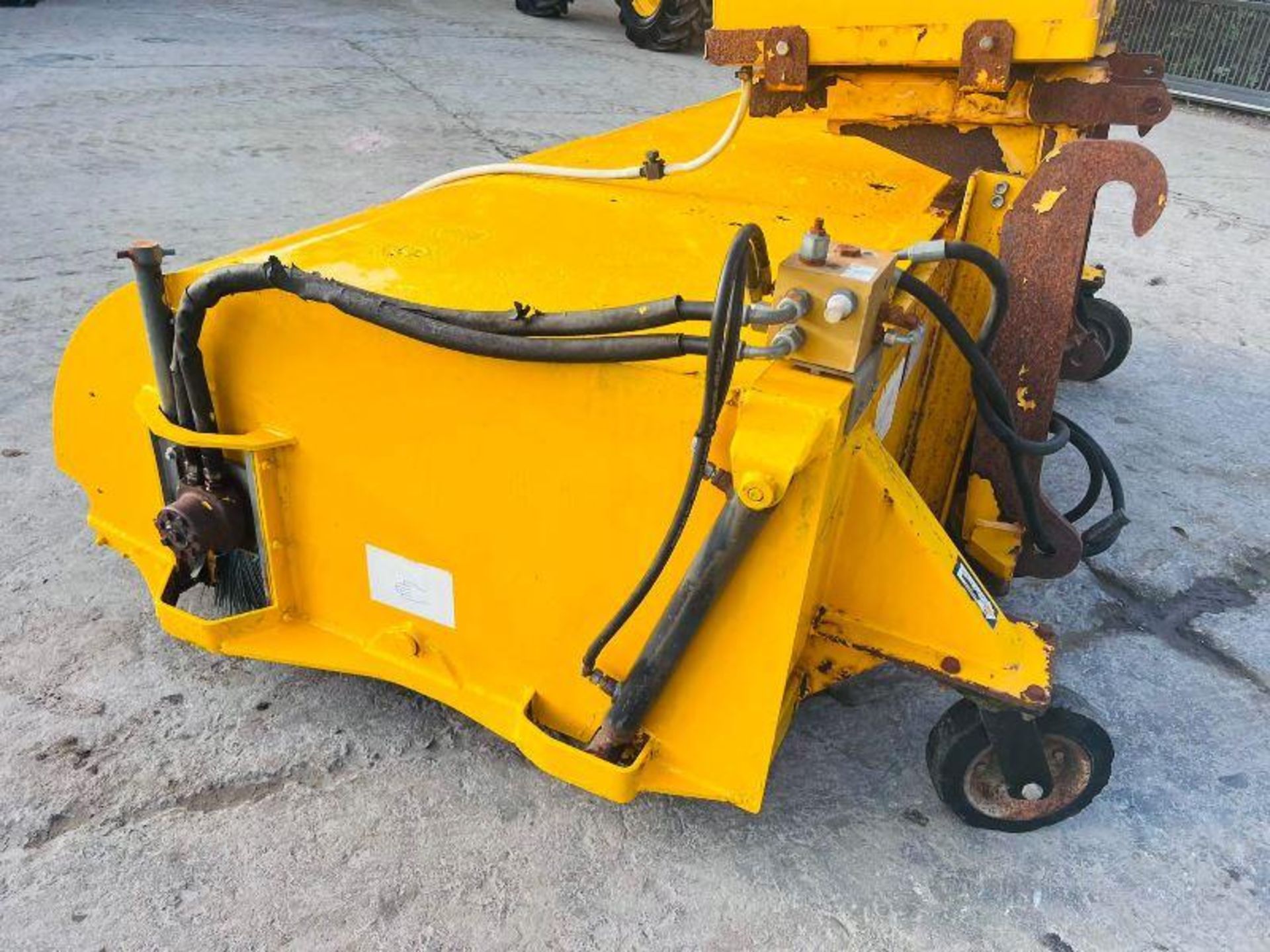 JCB 500 SWEEPER BOX C/W WATER TANK & SPRINKLER - Image 5 of 12