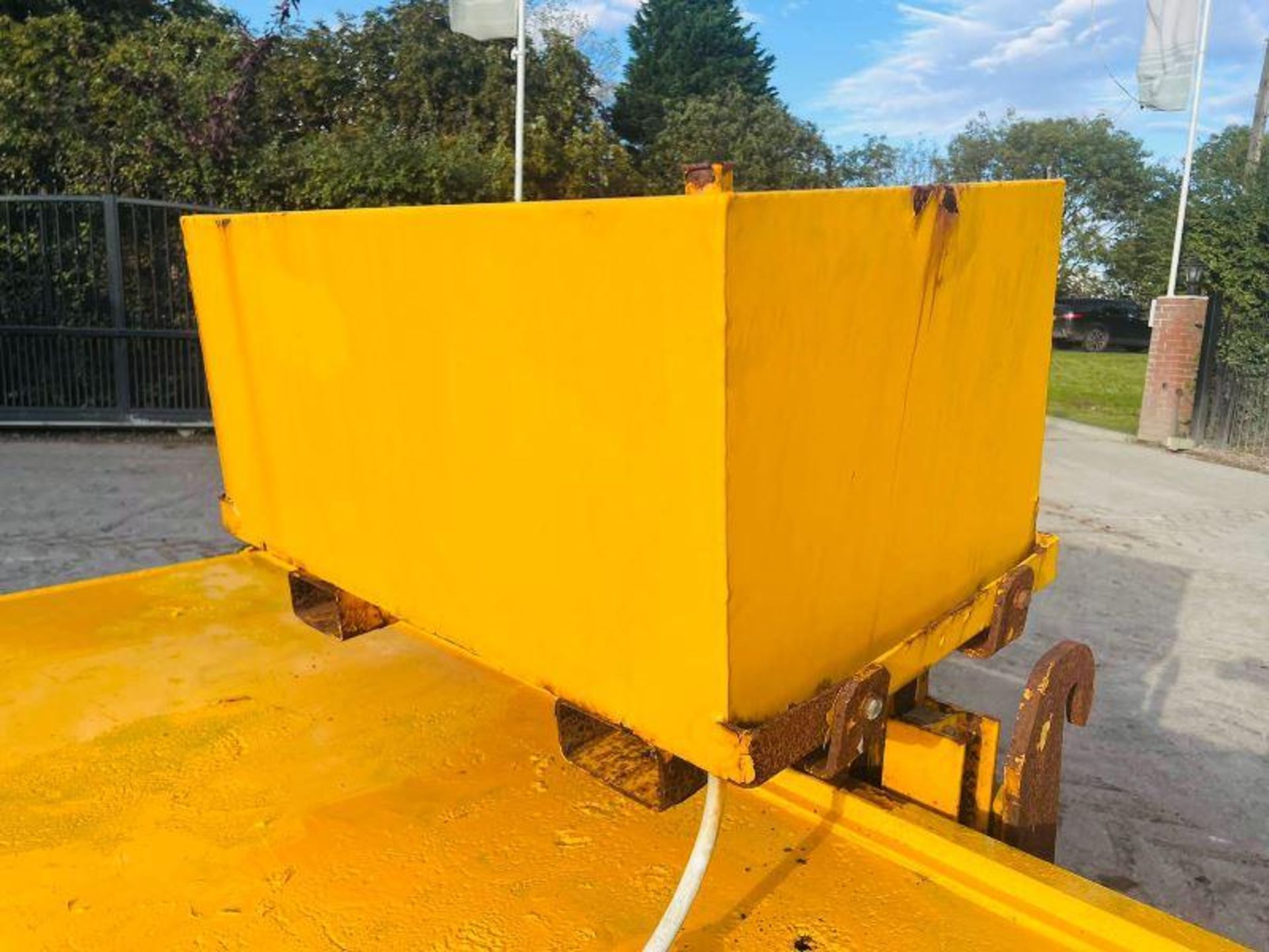 JCB 500 SWEEPER BOX C/W WATER TANK & SPRINKLER - Image 3 of 12