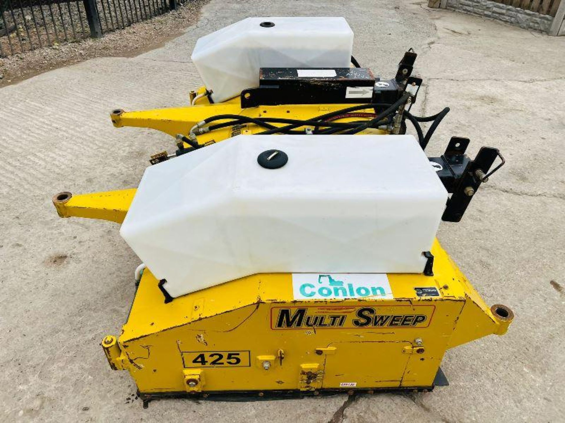 MULTISWEEP 425 HYDRAULIC SWEEPER *YEAR 2012* C/W TINE POSITIONING - Image 2 of 7