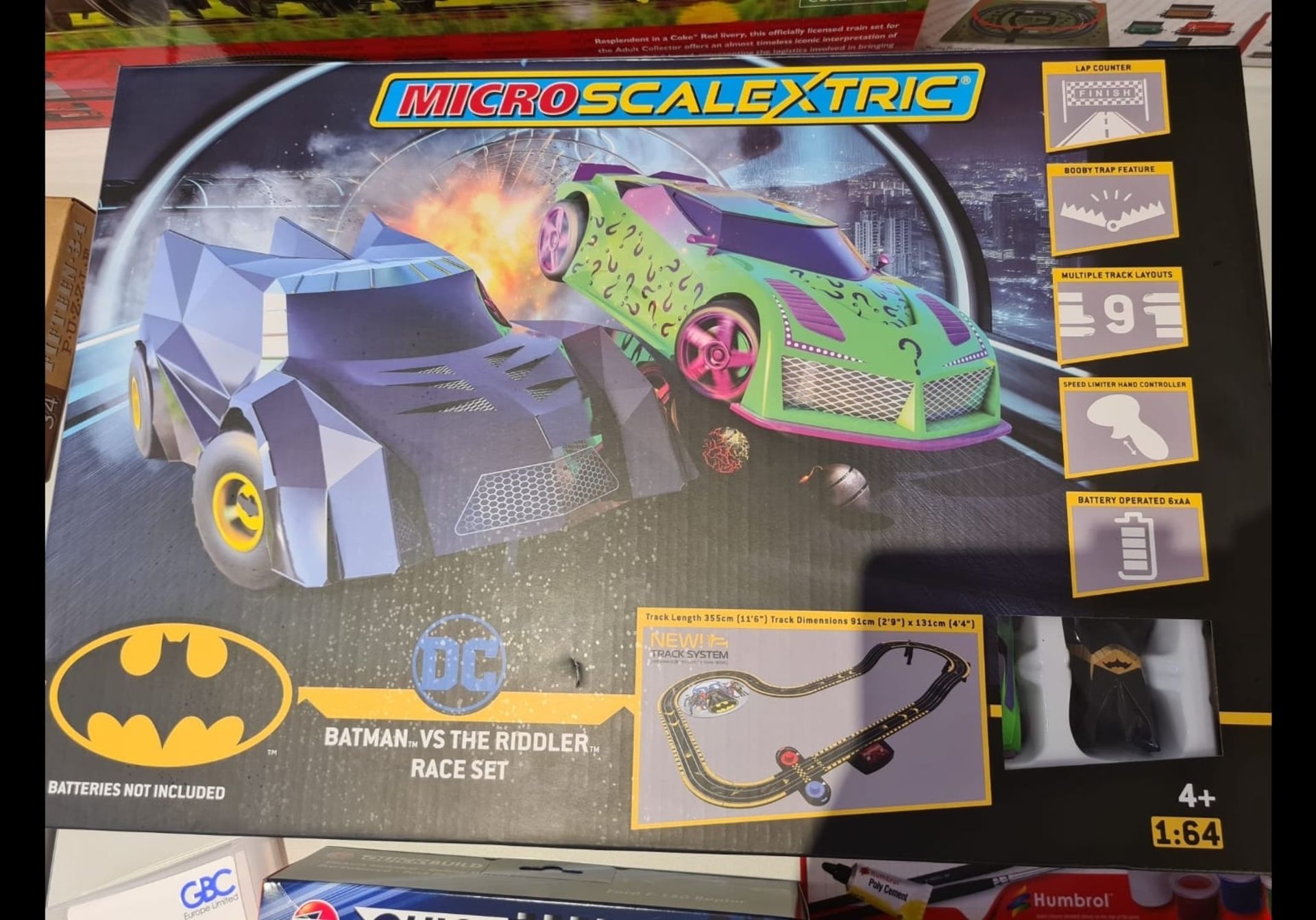 1 PALLET OF 100 X MICRO SCALEXTRIC BATMAN VS RIDDLES RACE SETS - RRP £55+ EACH