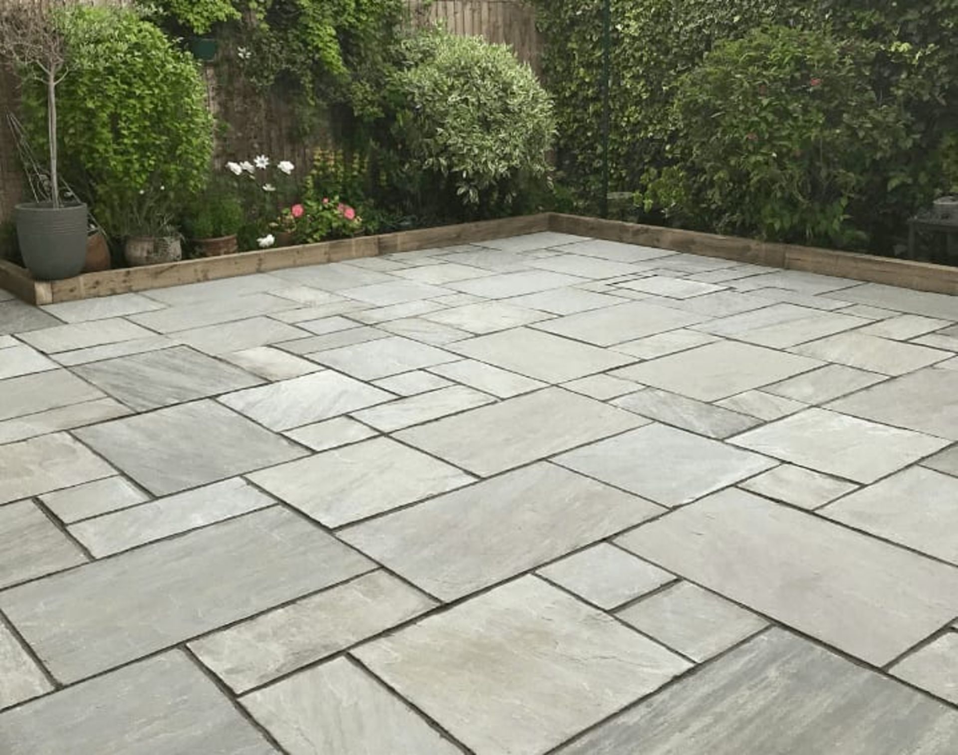 1 PALLET OF 18.9M2 KANDLA GREY INDIAN STONE PATIO PACK - 64 PIECES - 22MM CALIBRATED 