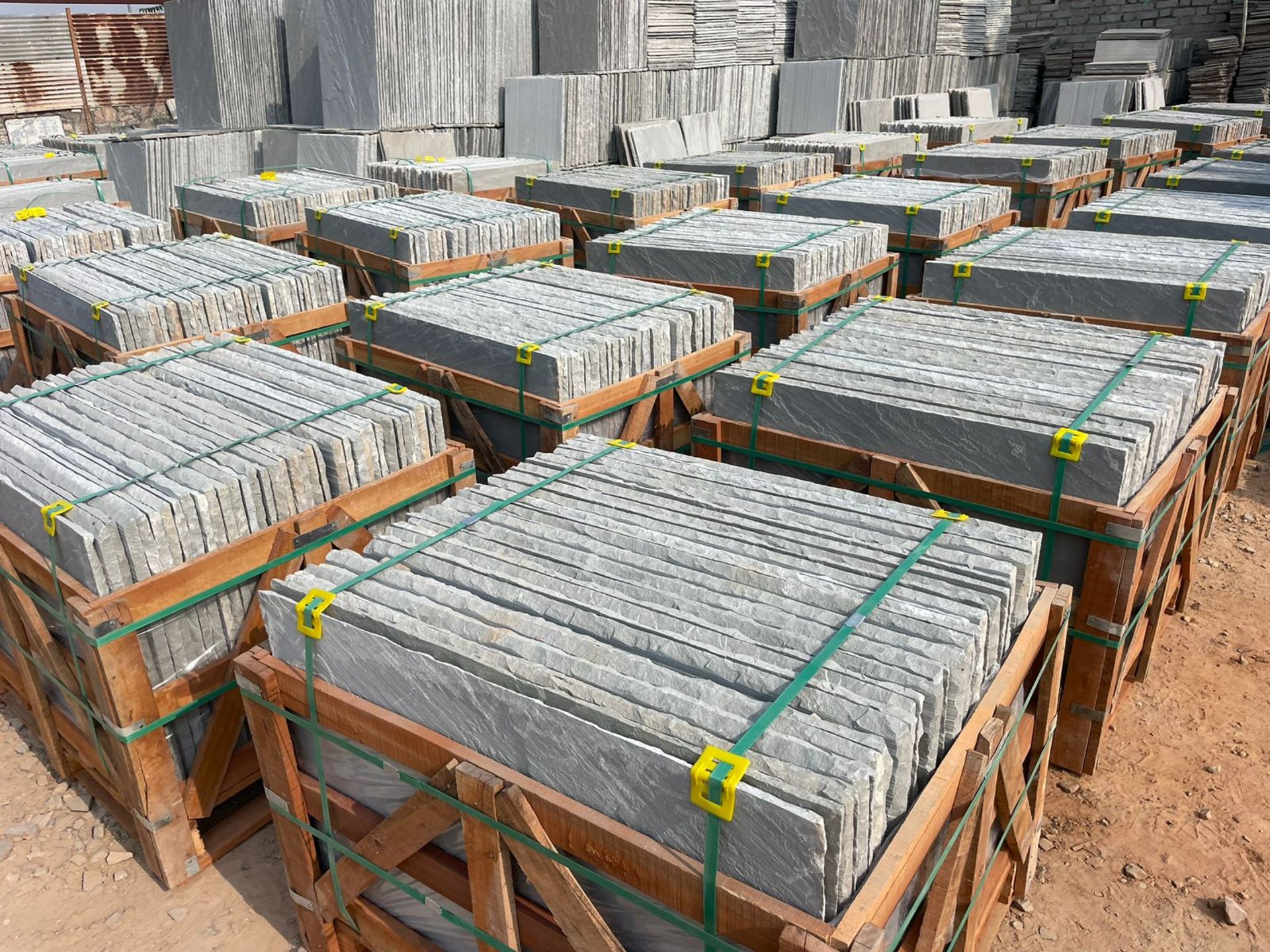 1 PALLET OF 18.9M2 KANDLA GREY INDIAN STONE PATIO PACK - 64 PIECES - 22MM CALIBRATED  - Image 2 of 2