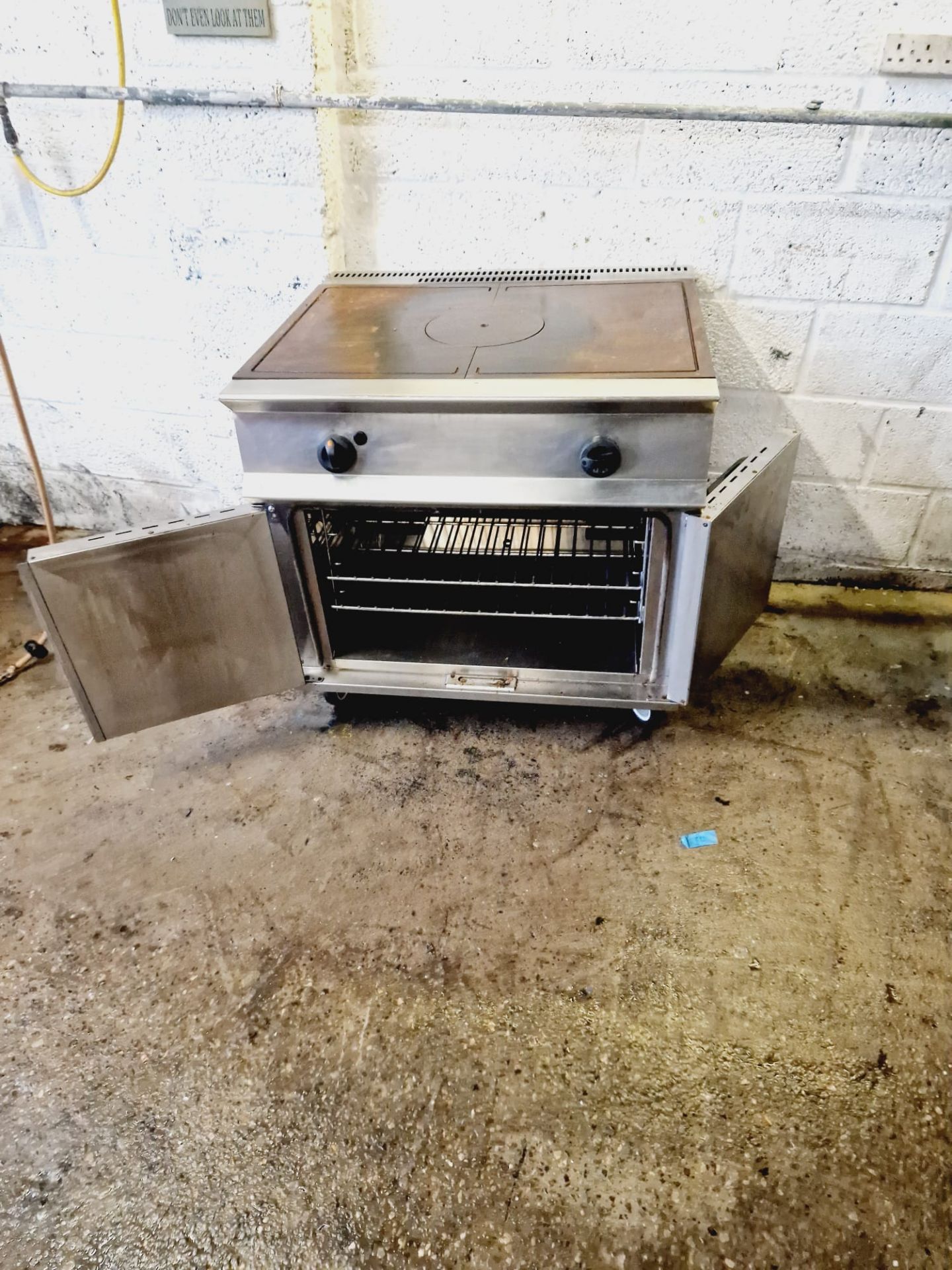 LINCAT SOLID TOP OVEN - NATURAL GAS - 900 MM W - Image 2 of 3