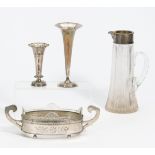 Kleine Jardiniere, Karaffe mit Silbermontierung und 2 kleine Vasen