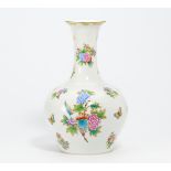 Große Vase mit Blumen- und Schmetterlingsdekor