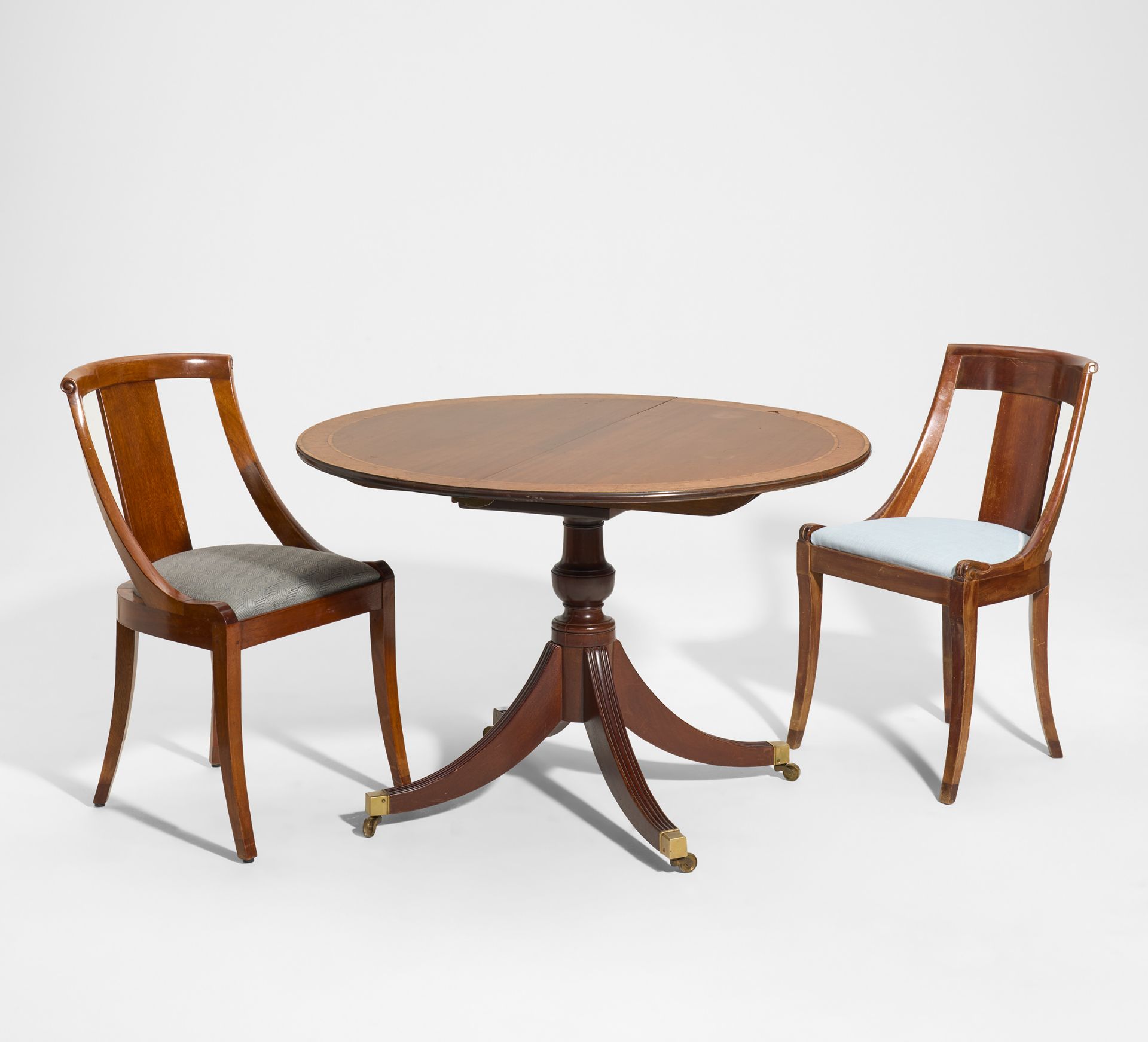 Runder Tisch und Folge von sechs Gondelstühlen