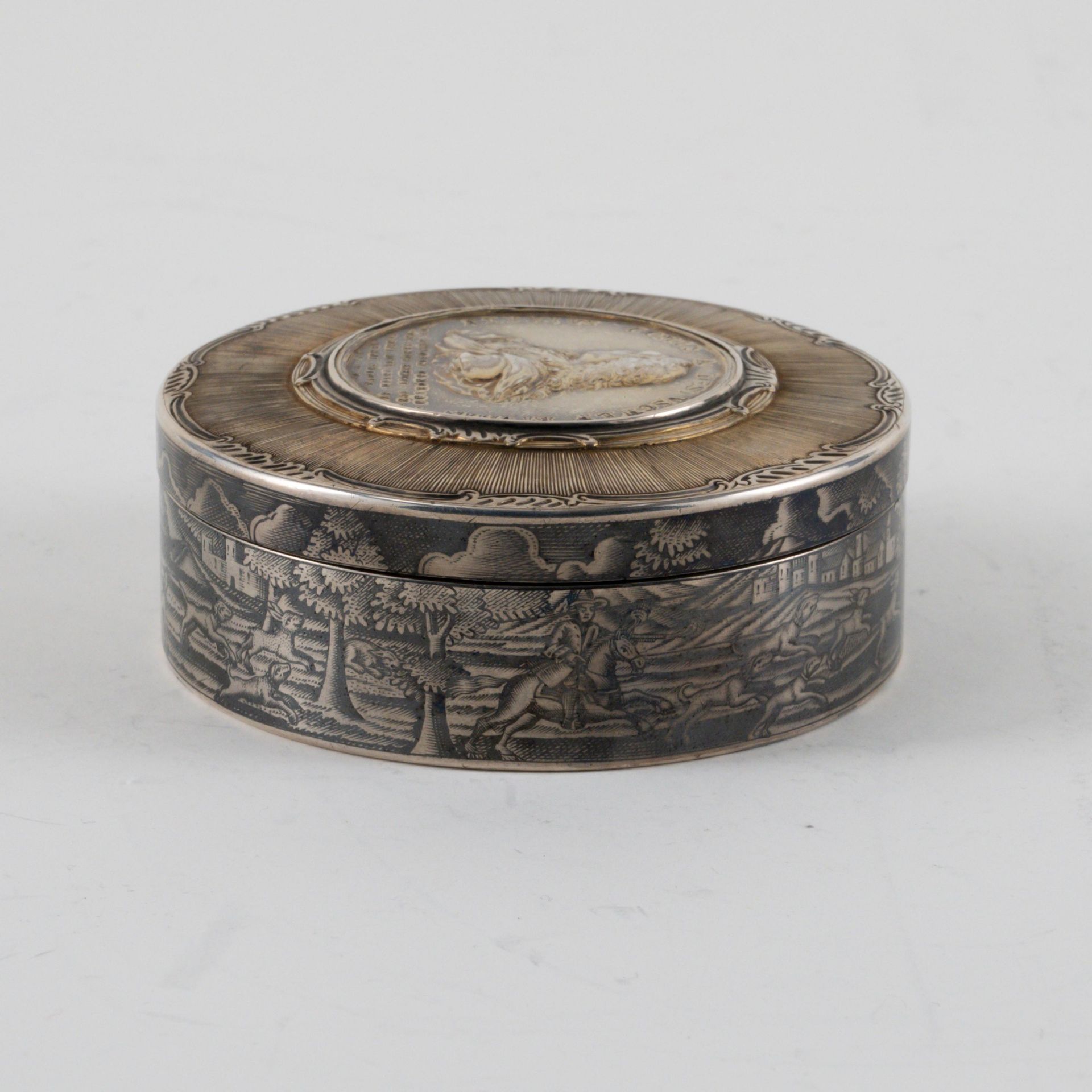 Large Round Snuff Box with Medal of the Imperial Chancellor Alexei Petrovich Count Bestushev-Ryumin - Image 2 of 6