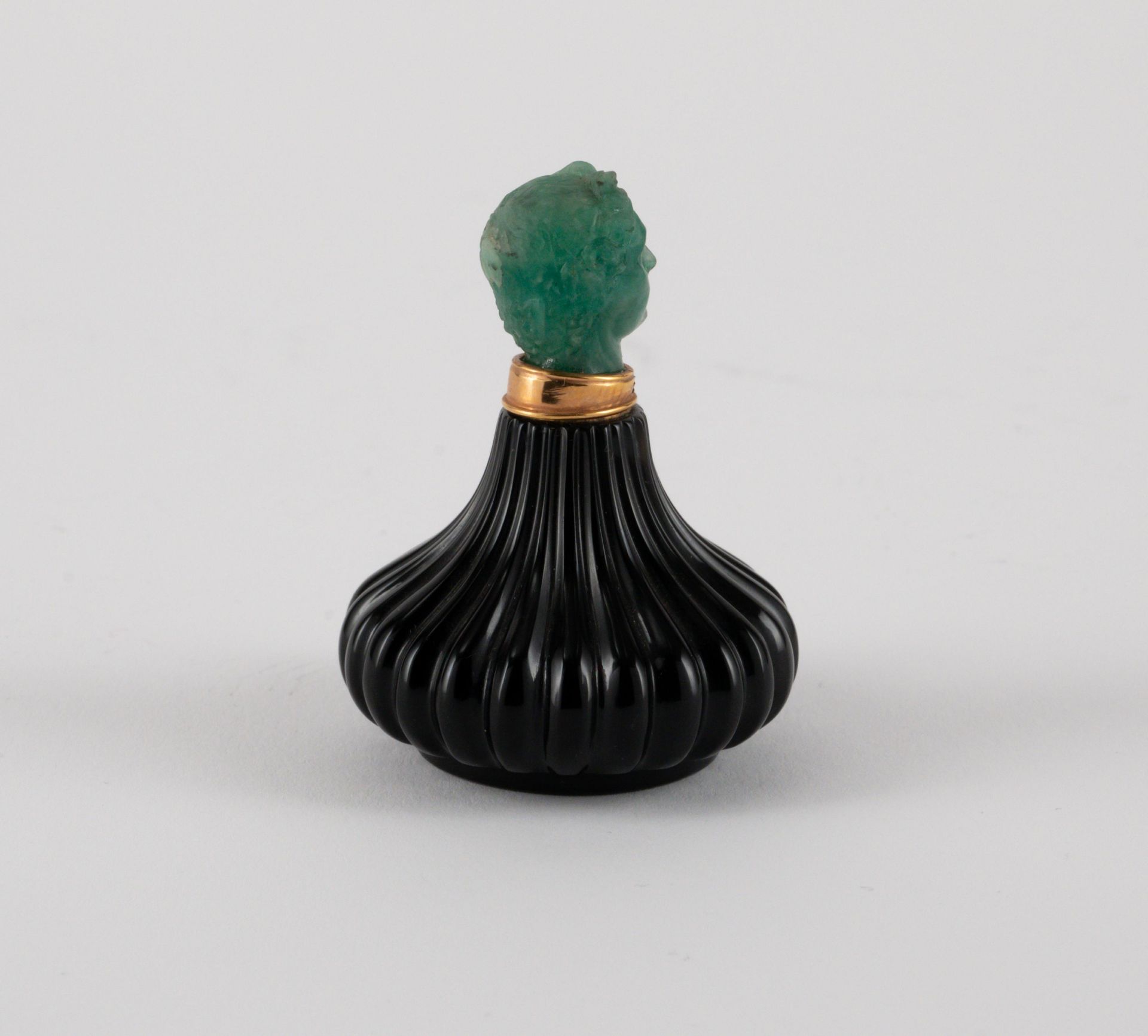 Kleiner Parfumflakon mit antikisierendem Frauenhaupt - Bild 3 aus 5