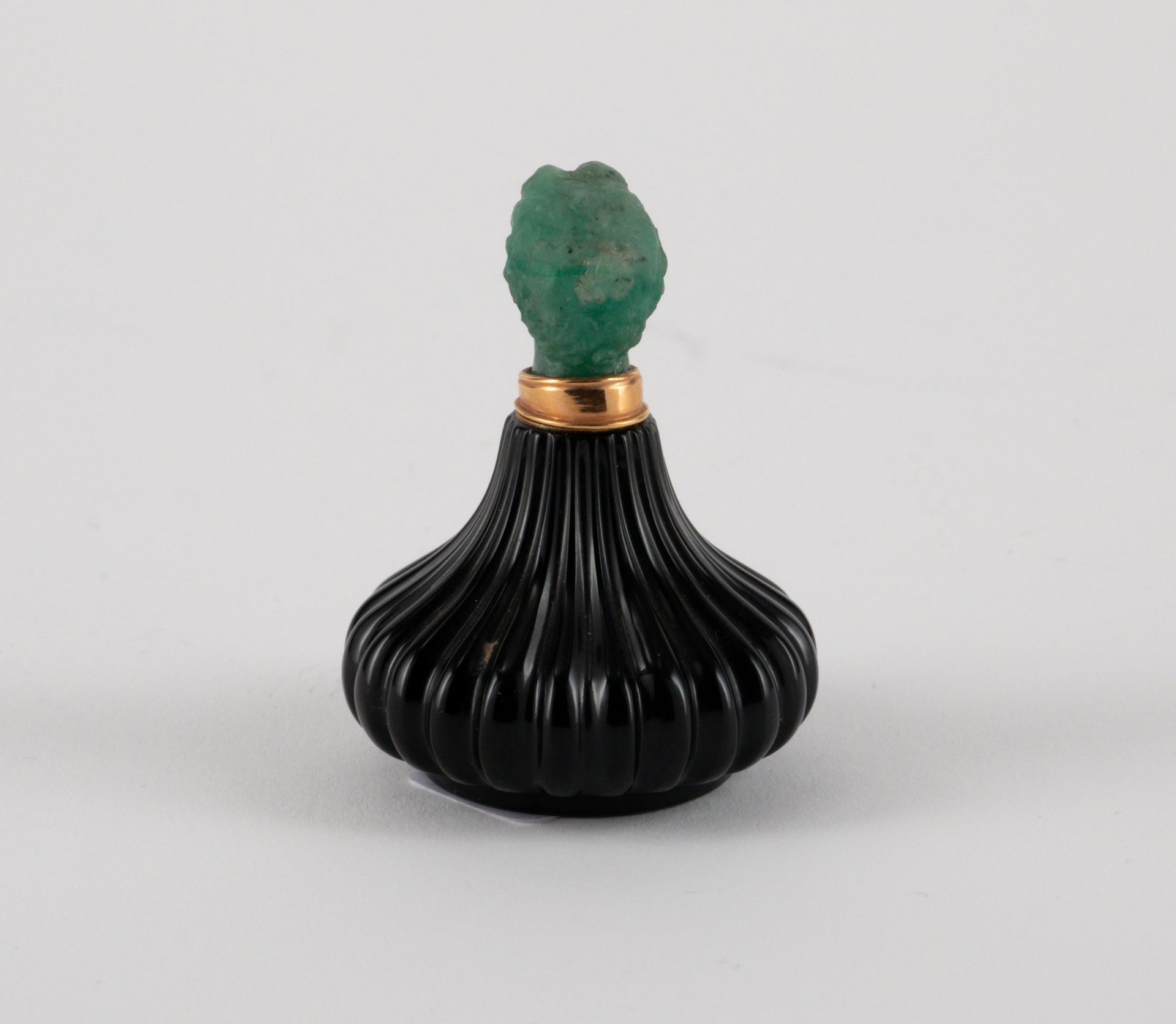 Kleiner Parfumflakon mit antikisierendem Frauenhaupt - Bild 2 aus 5