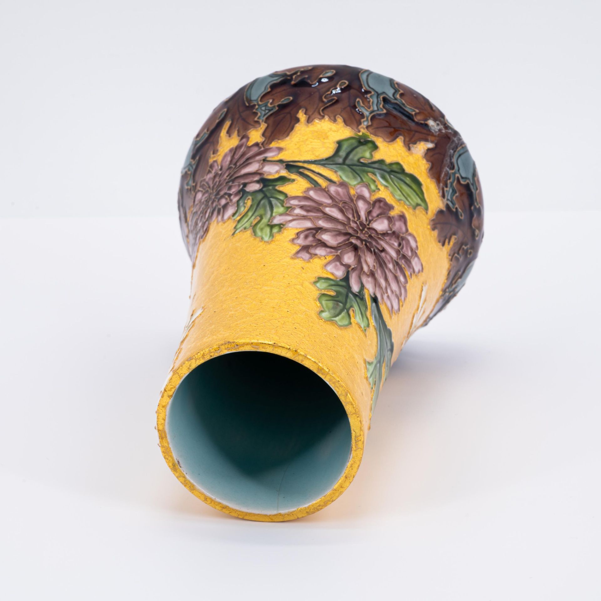 Slim vase with chrysanthemum decor - Image 5 of 6