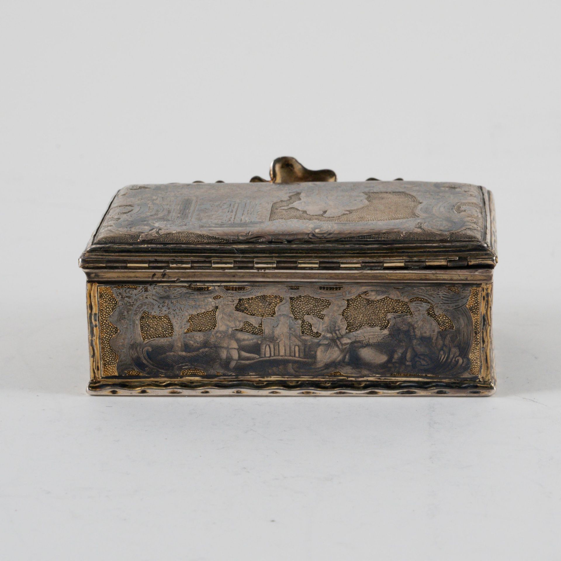 Snuff box with mythological scene & idyllic landscapes with couples - Image 3 of 7