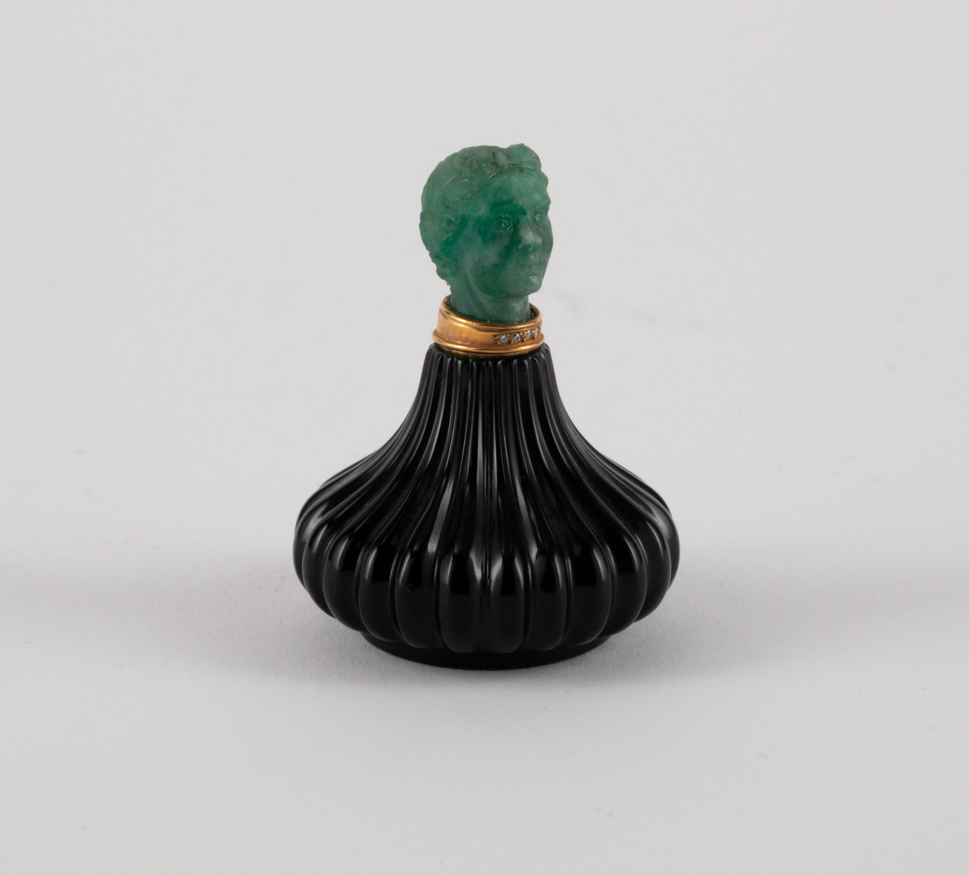 Kleiner Parfumflakon mit antikisierendem Frauenhaupt - Bild 4 aus 5