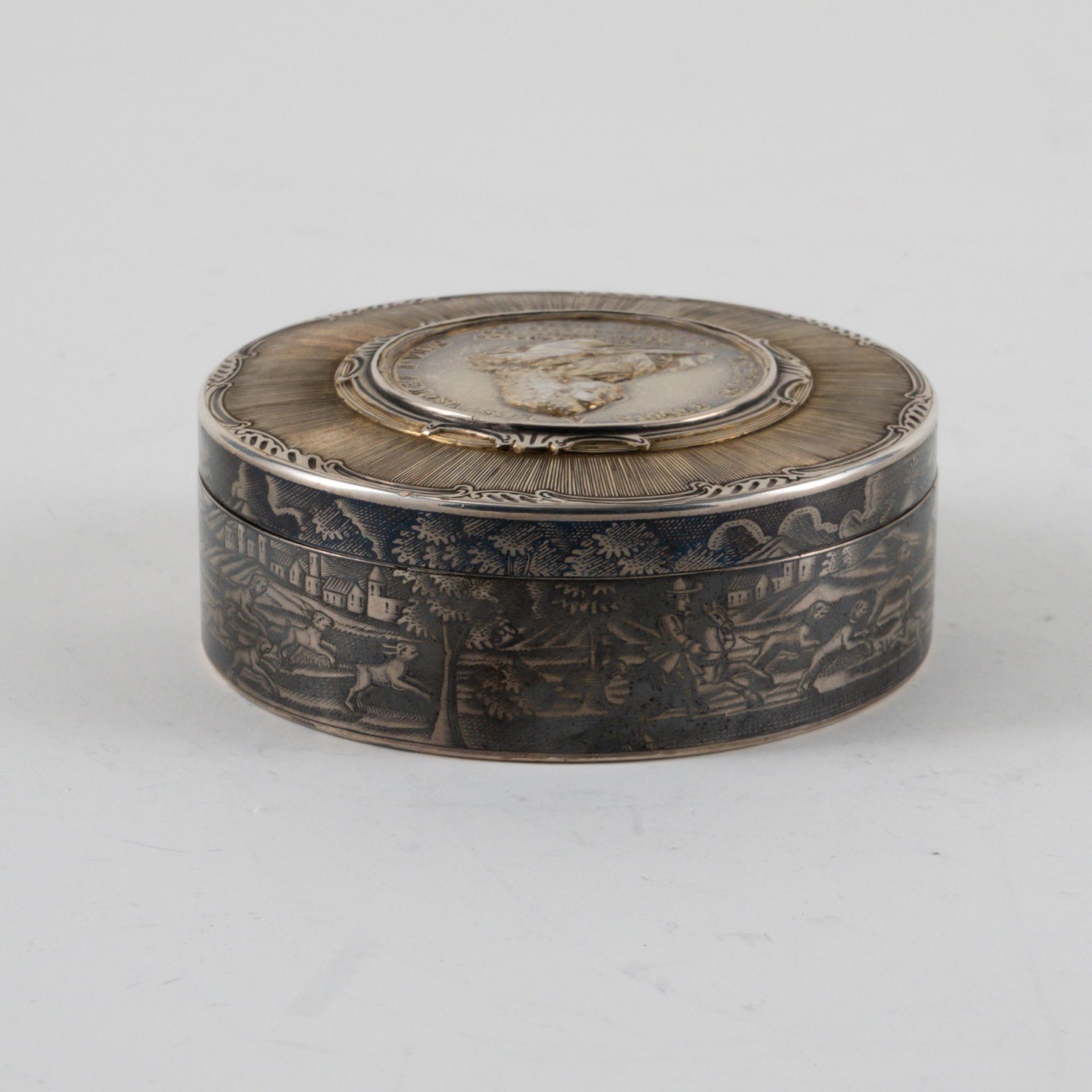 Large Round Snuff Box with Medal of the Imperial Chancellor Alexei Petrovich Count Bestushev-Ryumin - Image 3 of 6