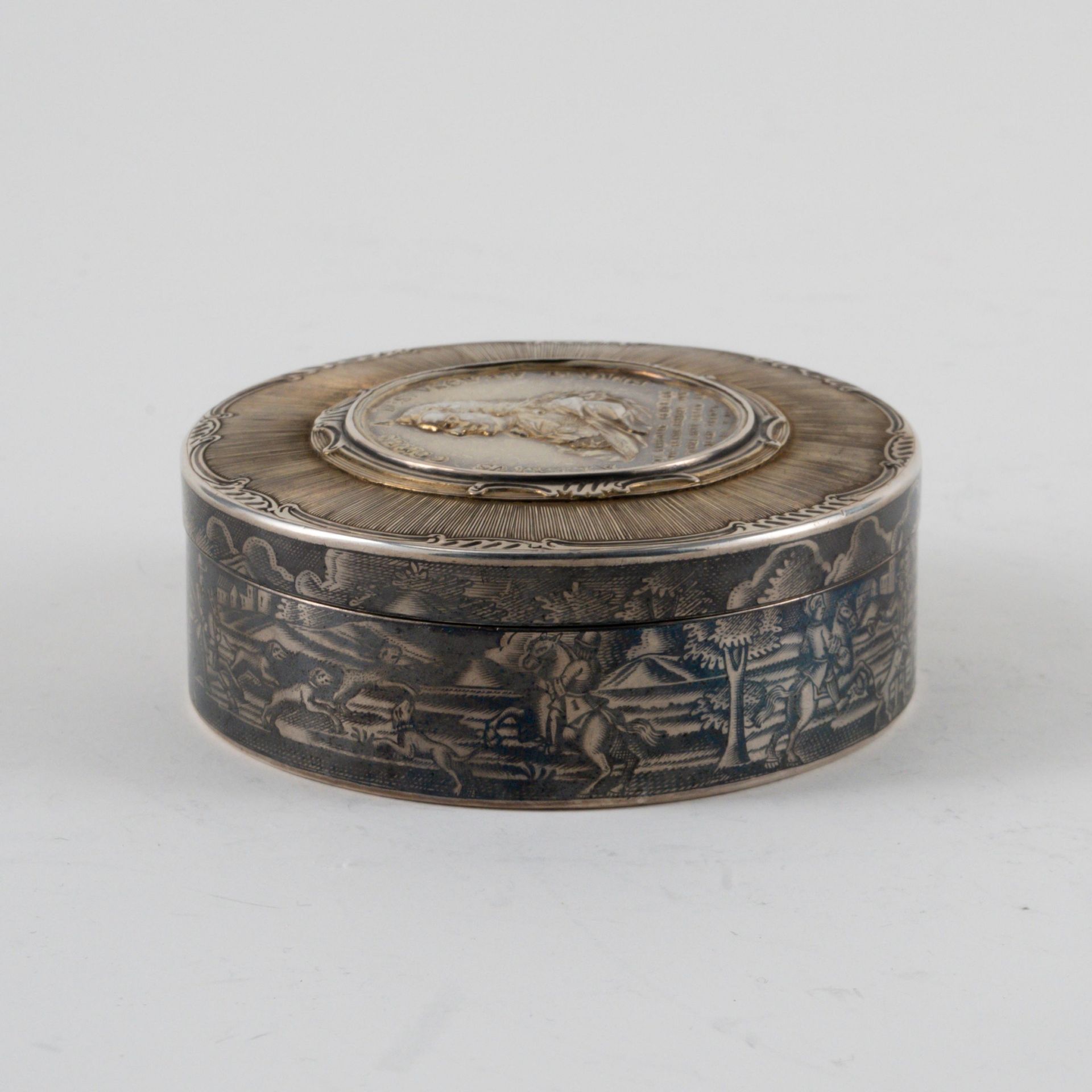 Large Round Snuff Box with Medal of the Imperial Chancellor Alexei Petrovich Count Bestushev-Ryumin - Image 4 of 6