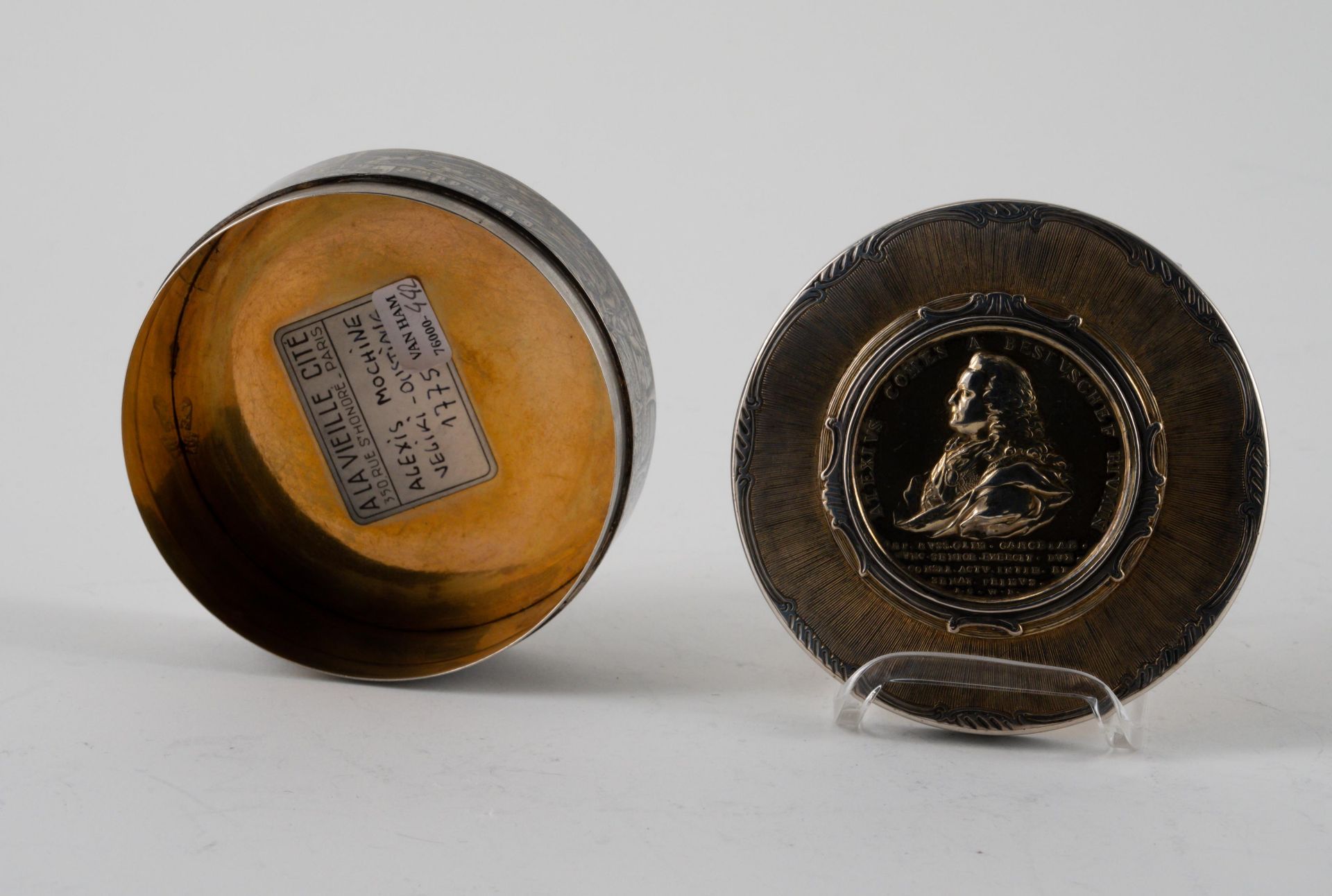 Large Round Snuff Box with Medal of the Imperial Chancellor Alexei Petrovich Count Bestushev-Ryumin - Image 5 of 6