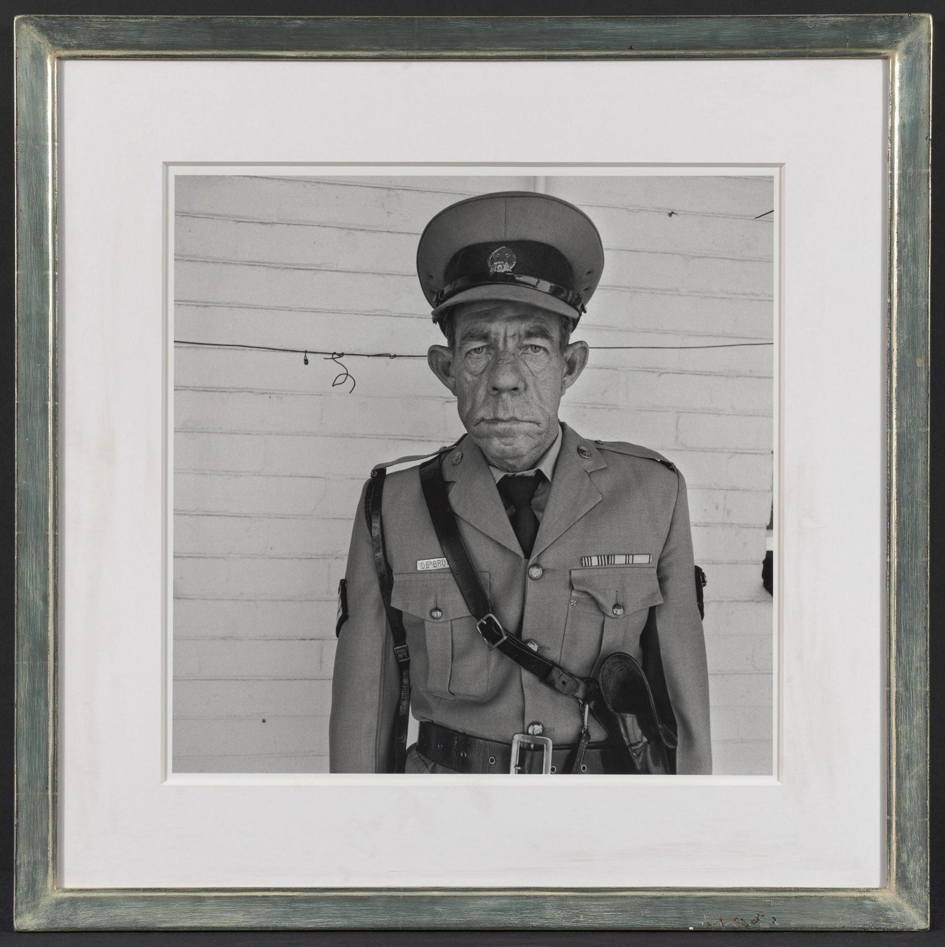 Roger Ballen: Sergeant F. de Bruin, Department of Prisons Employee, Orange Free State - Bild 2 aus 4