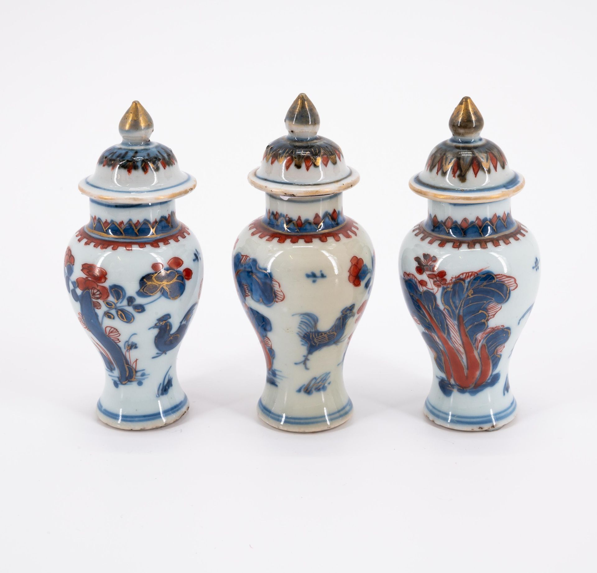Japan: ENSEMBLE OF THREE PORCELAIN MINIATURE IMARI VASES AND LIDS AND TWO FUNNEL VASES - Image 9 of 11