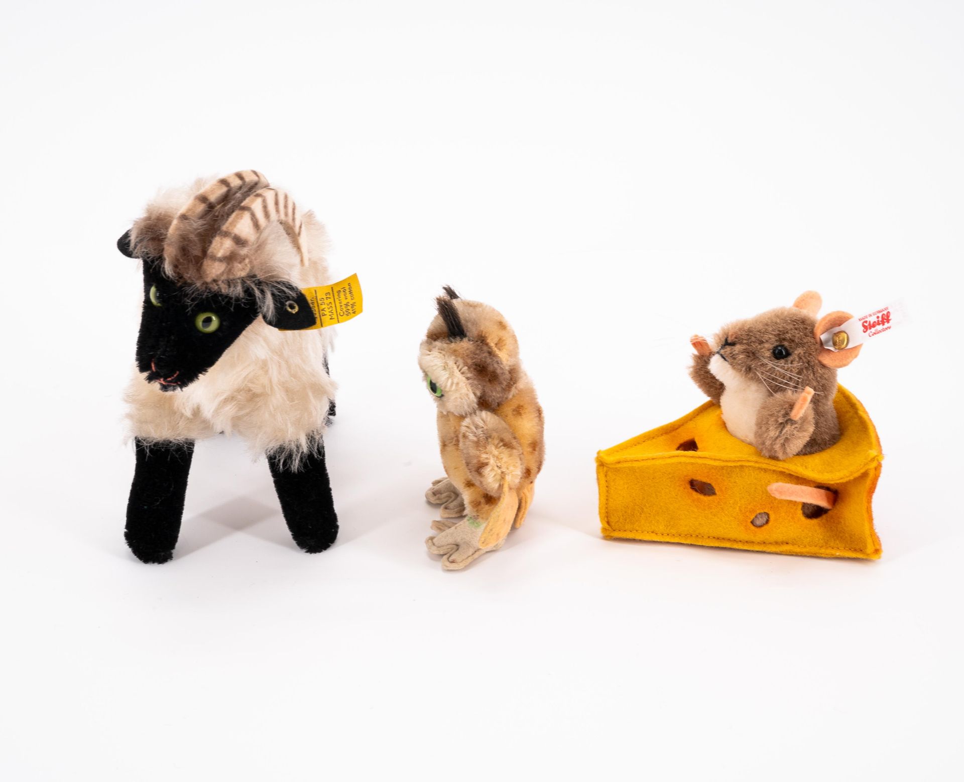 Steiff: ENSEMBLE OF FOUR STEIFF ANIMALS MADE OF FABRIC, COTTON WOOL AND WOOD - Image 6 of 10