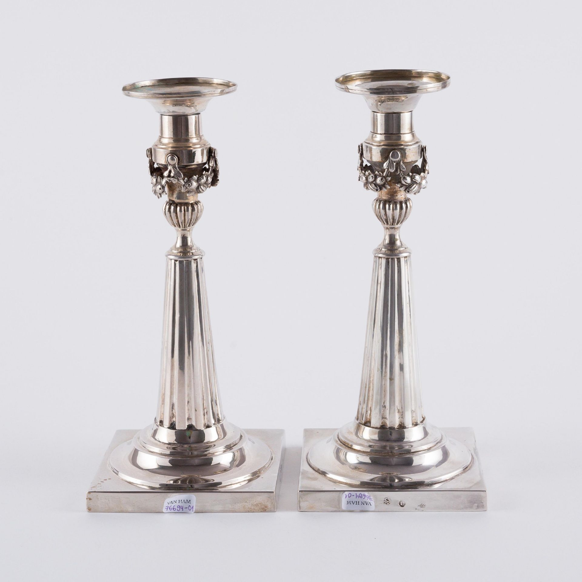 Carl Gottlieb Gröger: PAIR OF SILVER CANDLESTICKS WITH FLUTED SHAFT AND FESTOONS - Image 3 of 6