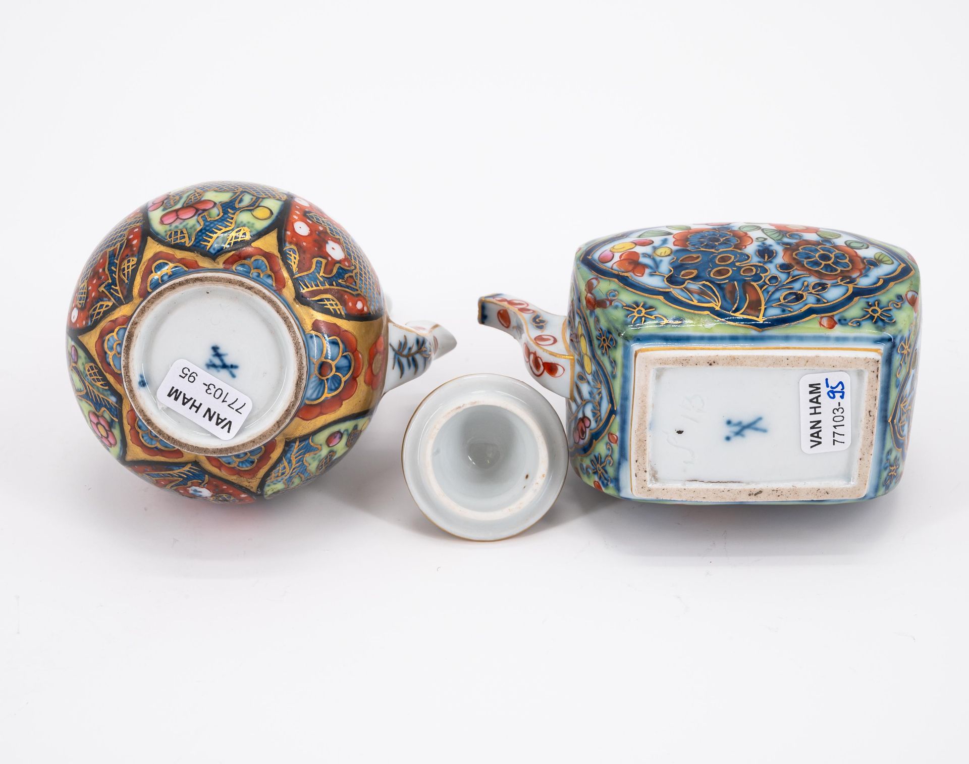 Meissen: ENSEMBLE OF TWO SMALL PORCELAIN TEA POTS IN THE IMARI STYLE - Image 5 of 5